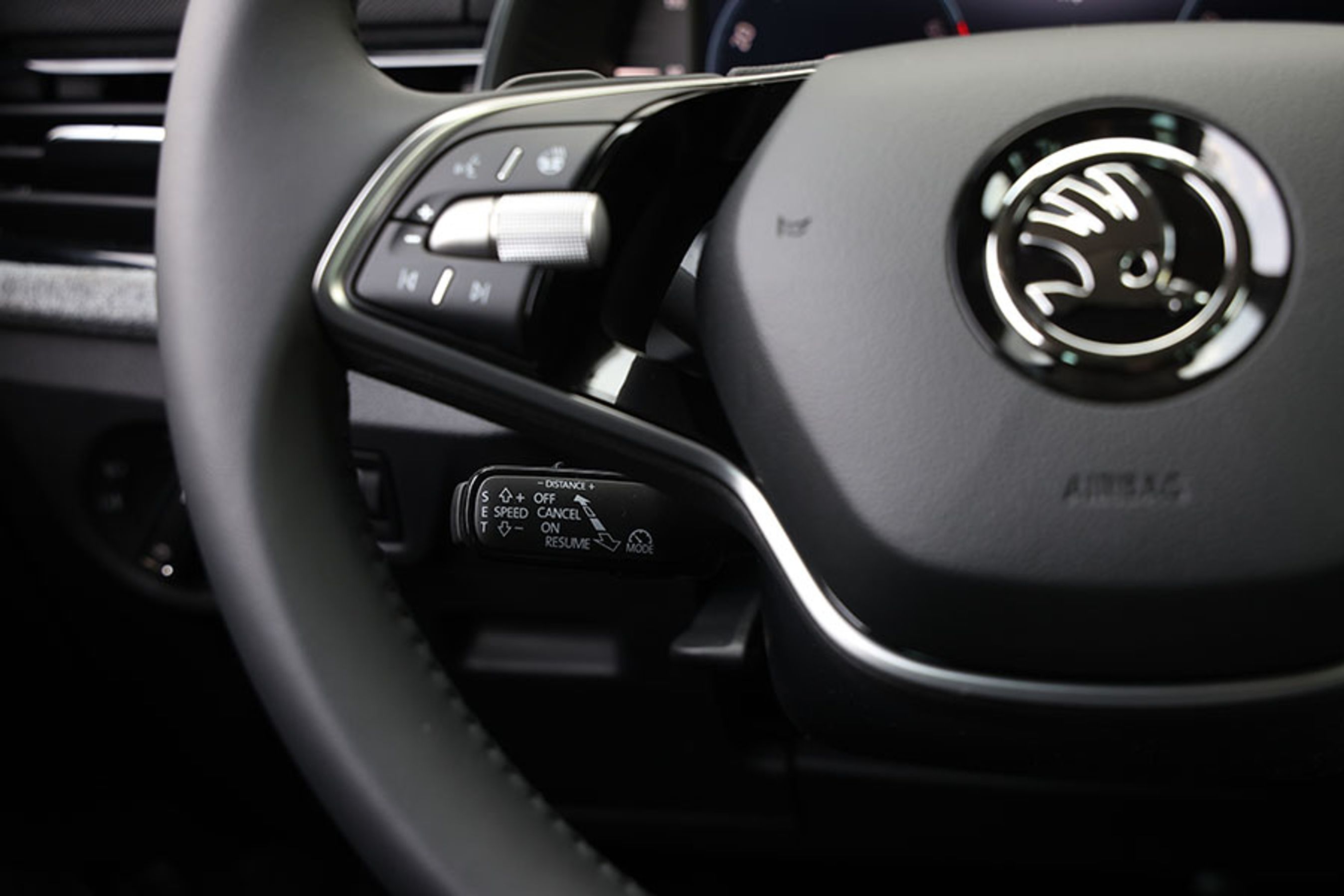 Bag rattet er en separat stilk til styring af fartpiloten. det fungerer fint, når man kender bilen, men er svær at se, hvis man er ny bruger af bilen.