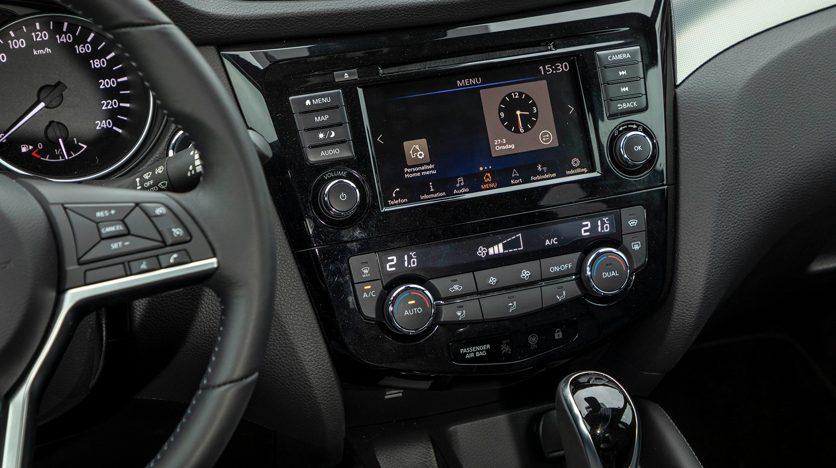 Enheden bag skærmen er opdateret, men skærmen er fortsat på 7 tommer. Som noget nyt kan man sende adresser til navigationsanlægget fra sin mobiltelefon.