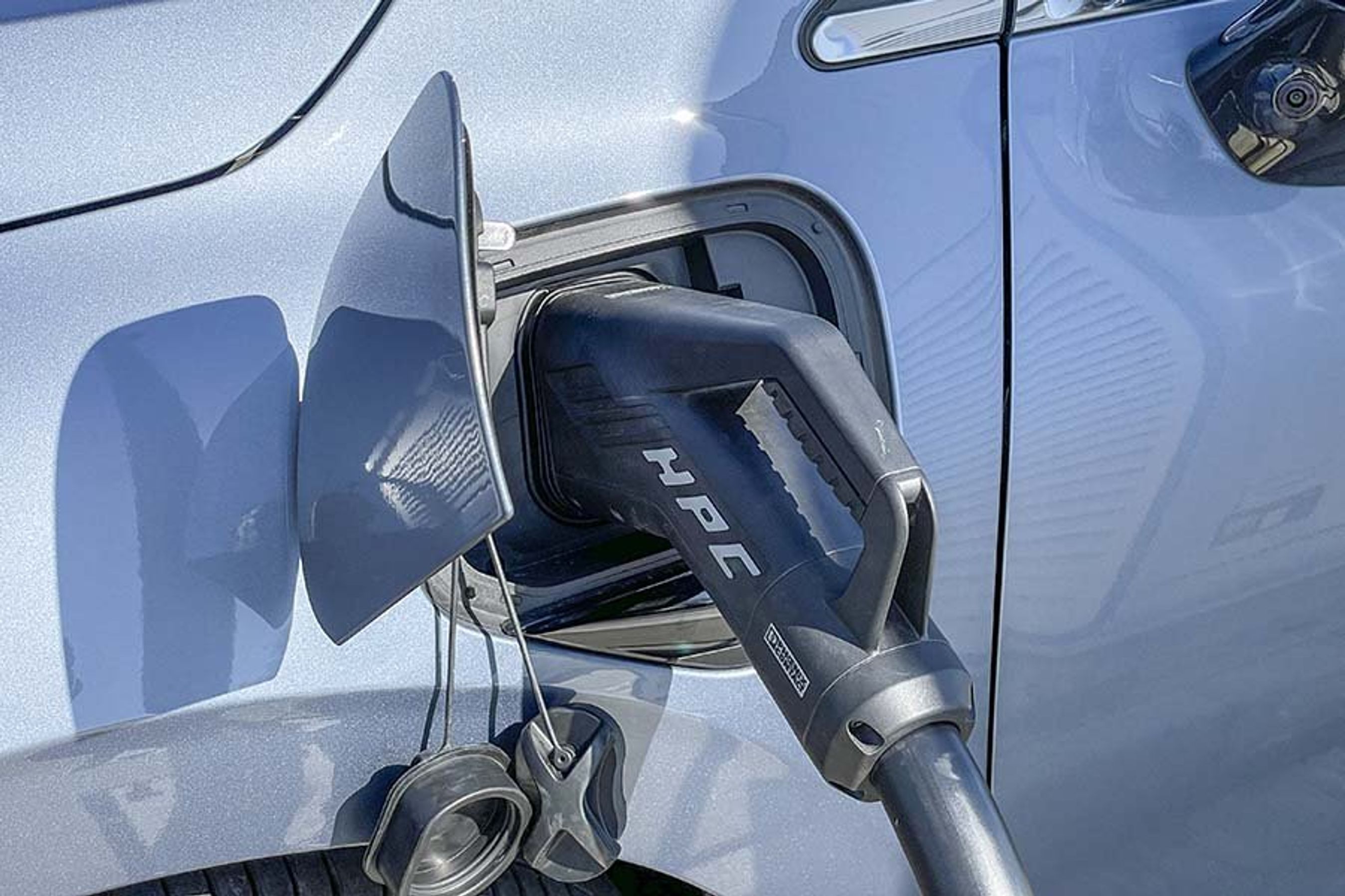 Bilen kan oplades hjemme med en 11 kW trefaset ladeboks,.