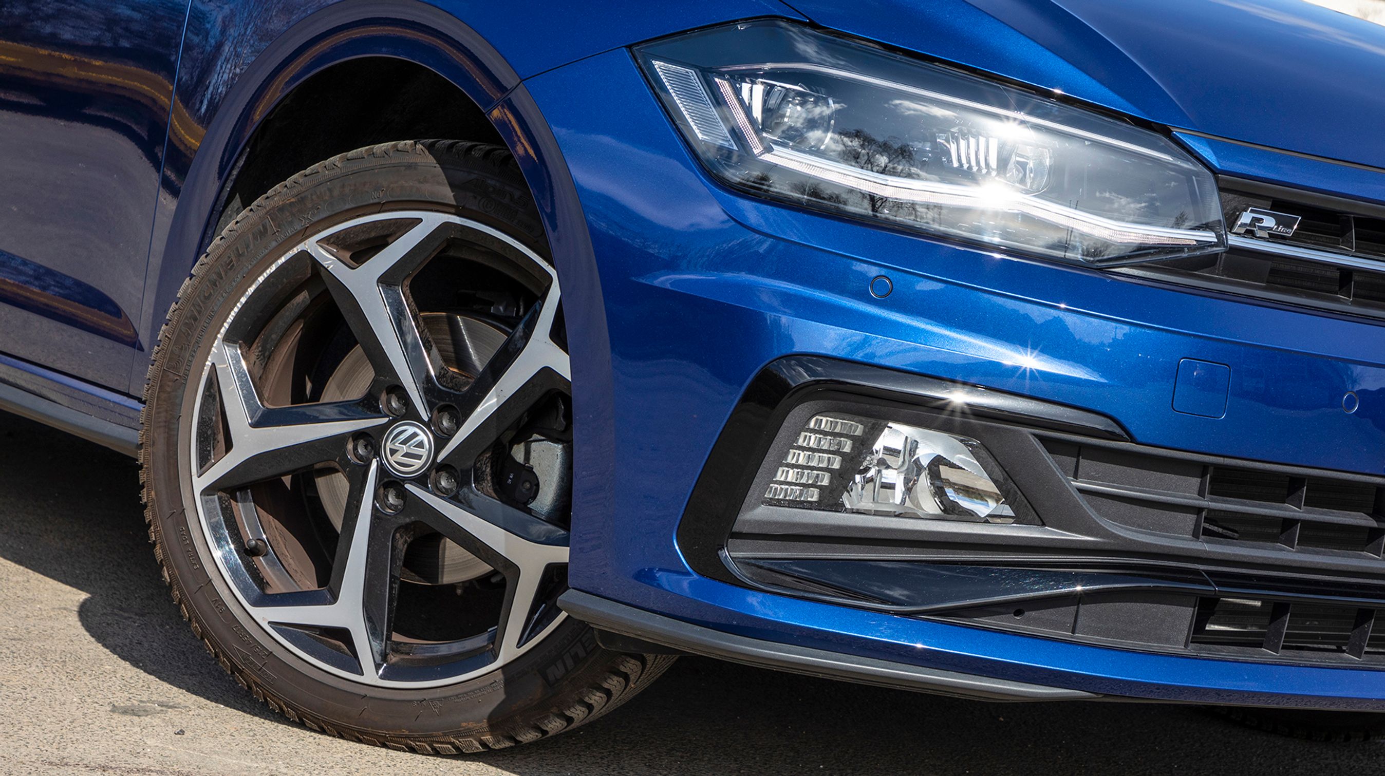 17-tommer letmetalfælge i Bonneville-design er standard på Polo R-Line.