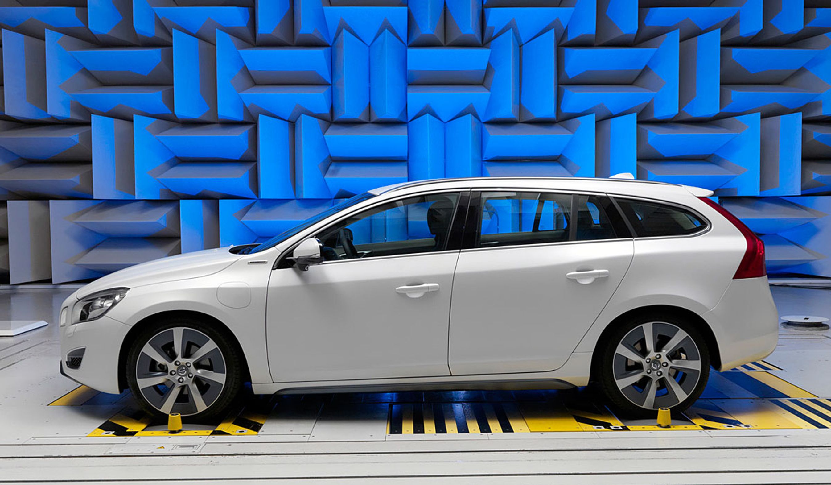 Den kommedne V60 opladningshybrid får sine lyde finpudset i et akustisk laboratorium, der er så stort, at bilen kan "køre" i det