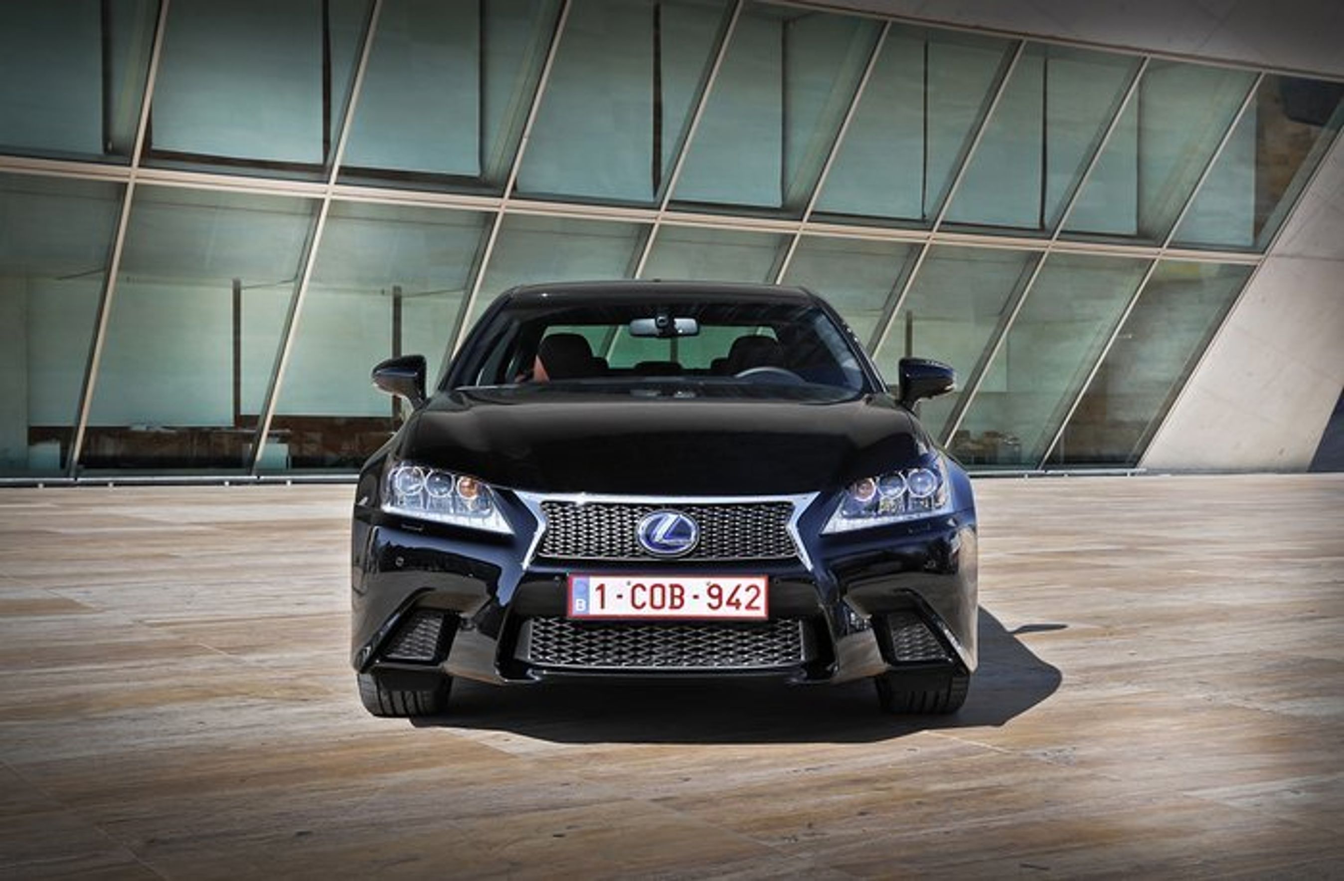 I underkanten af forlygterne er der LED-kørelys. Xenonforlygter er ikke standard på grundudgaven.