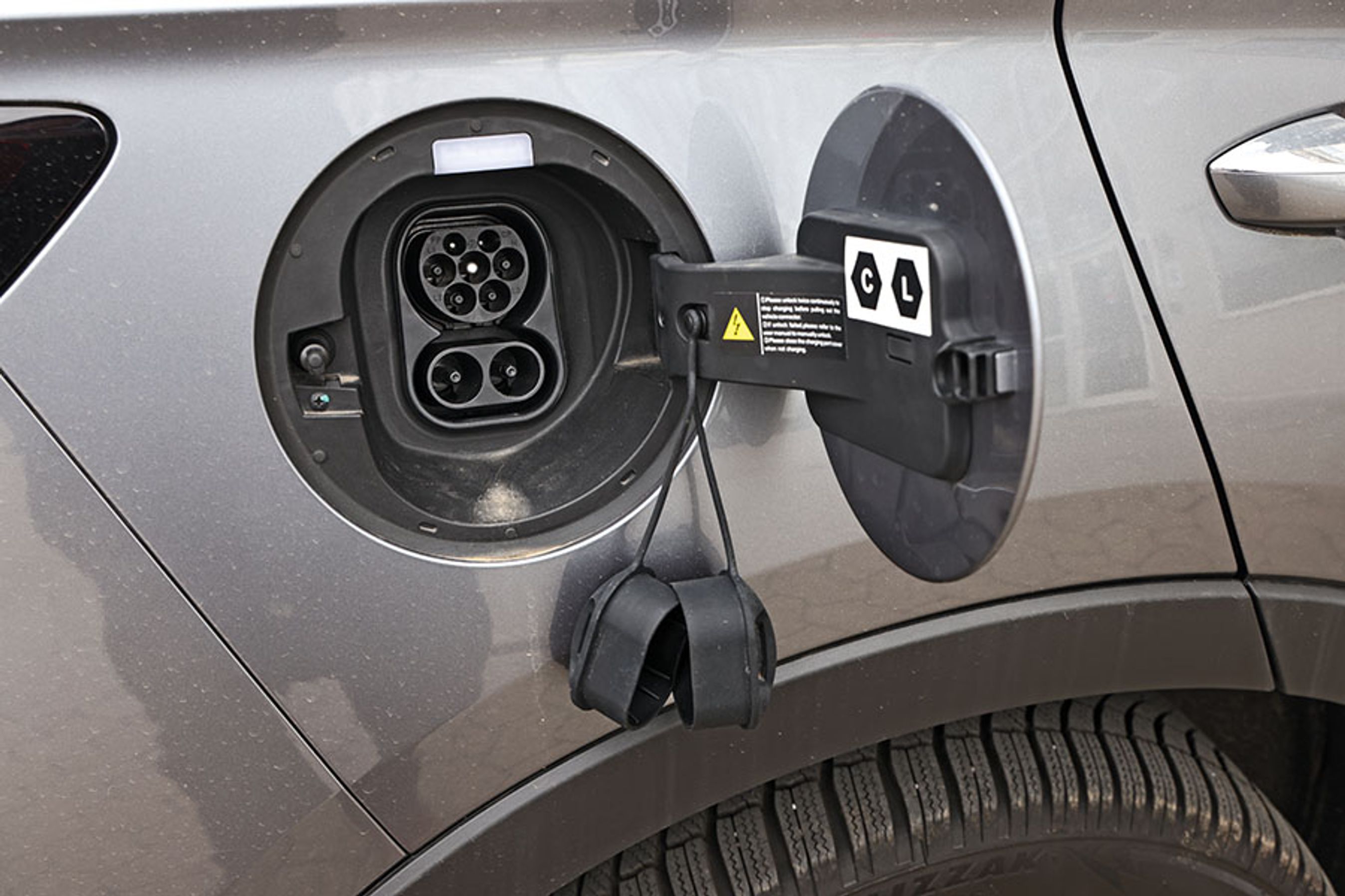 Ladelugen er placeret bag et rundt dæksel ved højre baghjul. Hjemme kan bilen lades med tre faser og 11 kW, og på farten kan bilen DC-lades med op til 140 kW. Man kan trække 230-volt ud af stikket, når bilen holder stille.