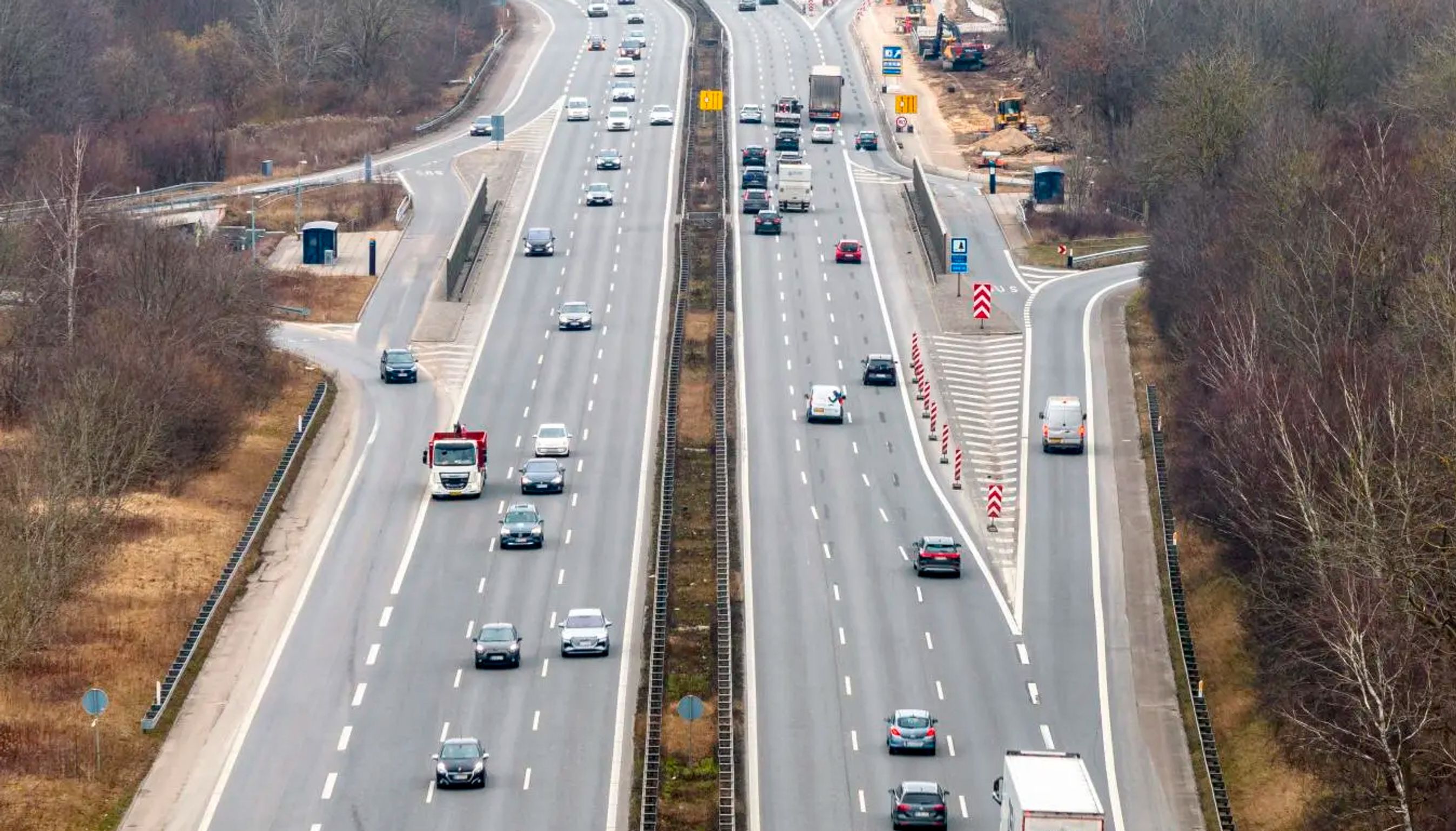 Luftfoto af motorvej med mange biler i midterbanen