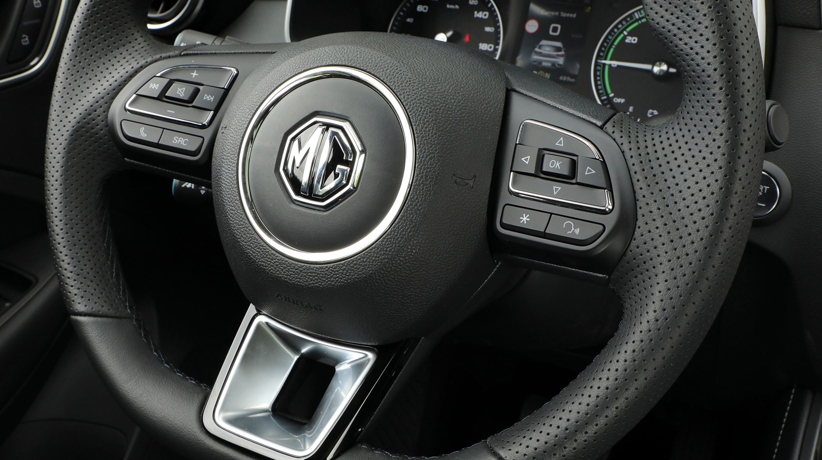 En del af knapperne på rattet kendes fra visse Skoda-modeller. Fartpiloten styres fra en stilk bag rattet, der kan være svær at se, når man ikke kender den.