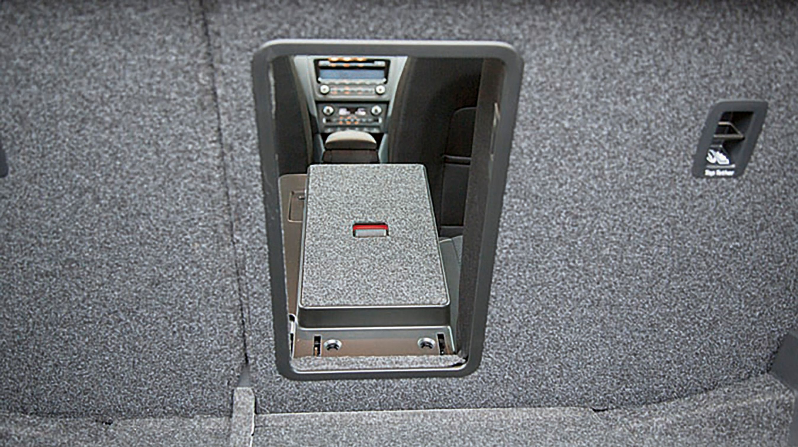 Praktisk detalje: Hullet i bagsæderyggen giver mulighed for at fragte lange genstande.