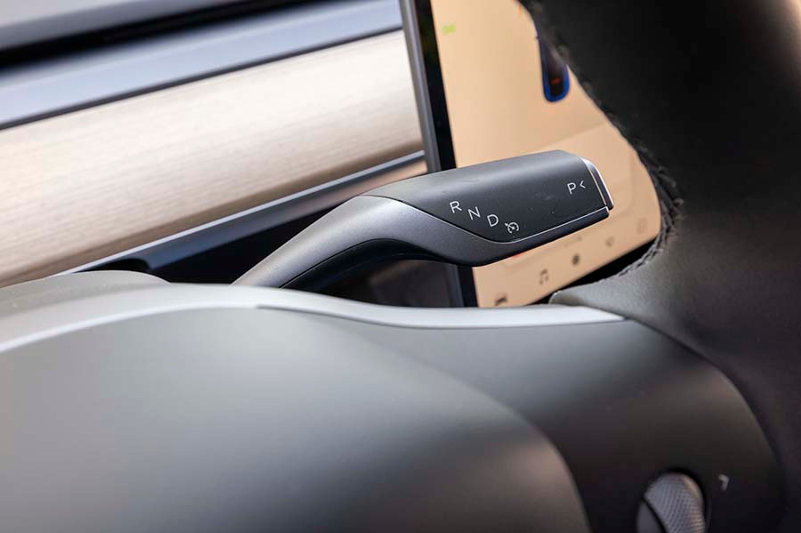 Gearvælgeren er placeret bag rattet og er let at bruge. Det er også herfra, man aktiverer fartpiloten.