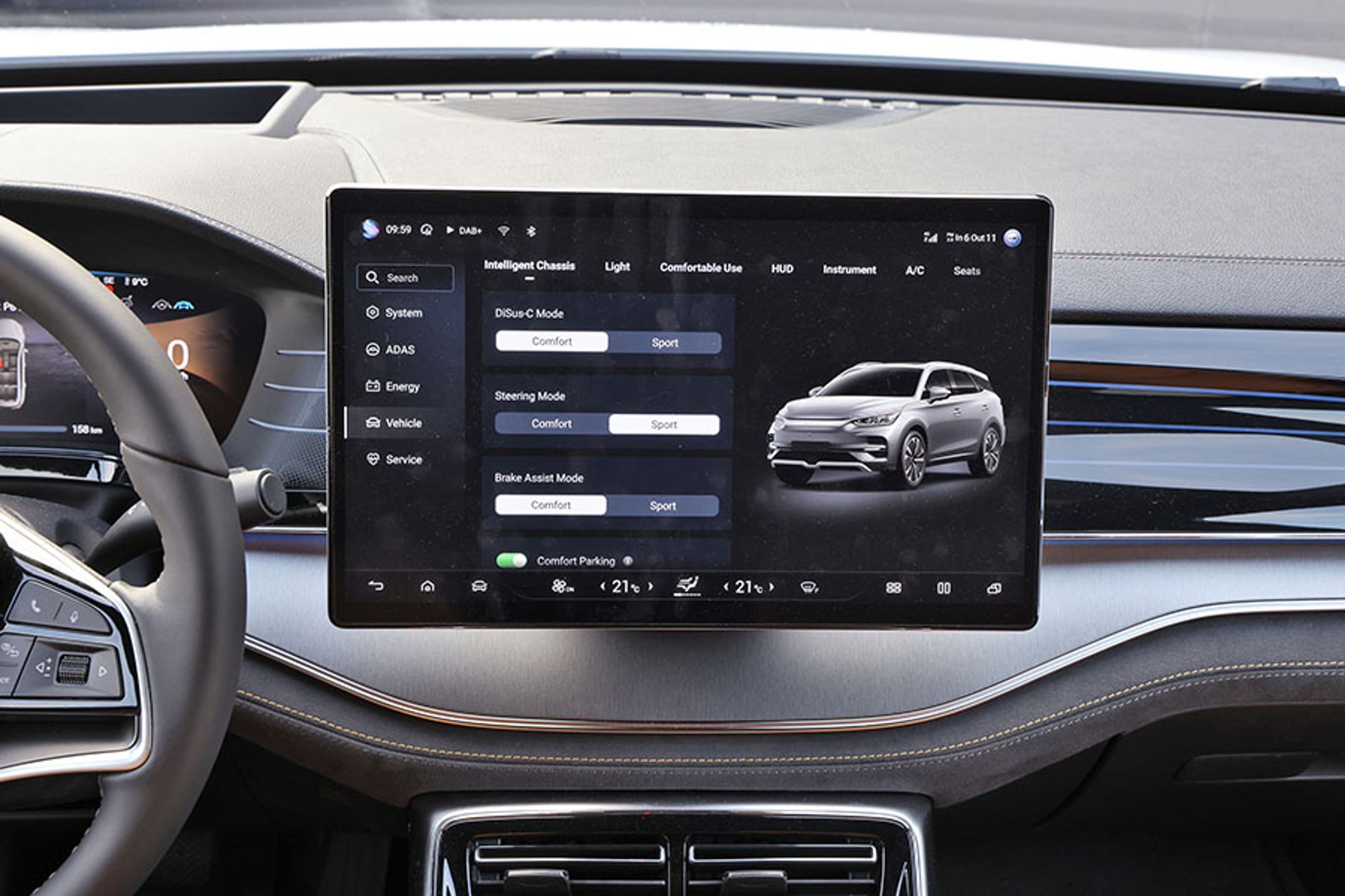 Menuerne er omfattende, og man kan dermed ændre opsætningen af bilens funktioner efter eget behov. Al betjening foregår via skærmen, så det kræver lidt øvelse, før man forstår hele menustrukturen.