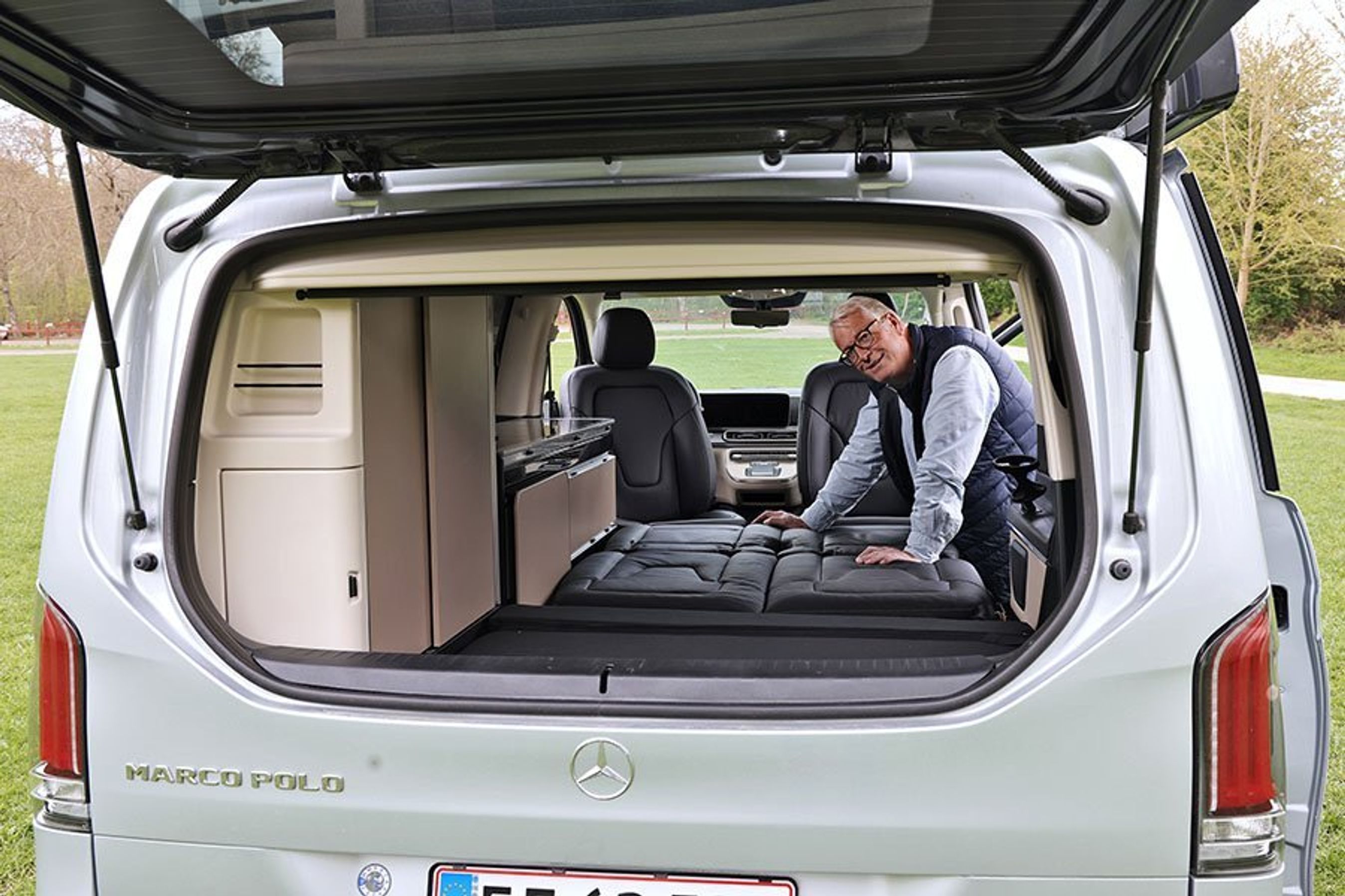 Kig ind ad bagruden i en Mercedes Marco Polo