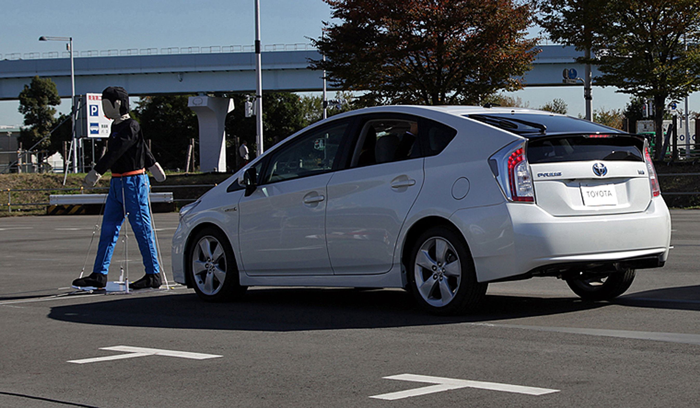 Nødbremse med forgængergenkendelse bliver snart en mulighed i mellemstore Toyota-modeller. Foto: Toyota 