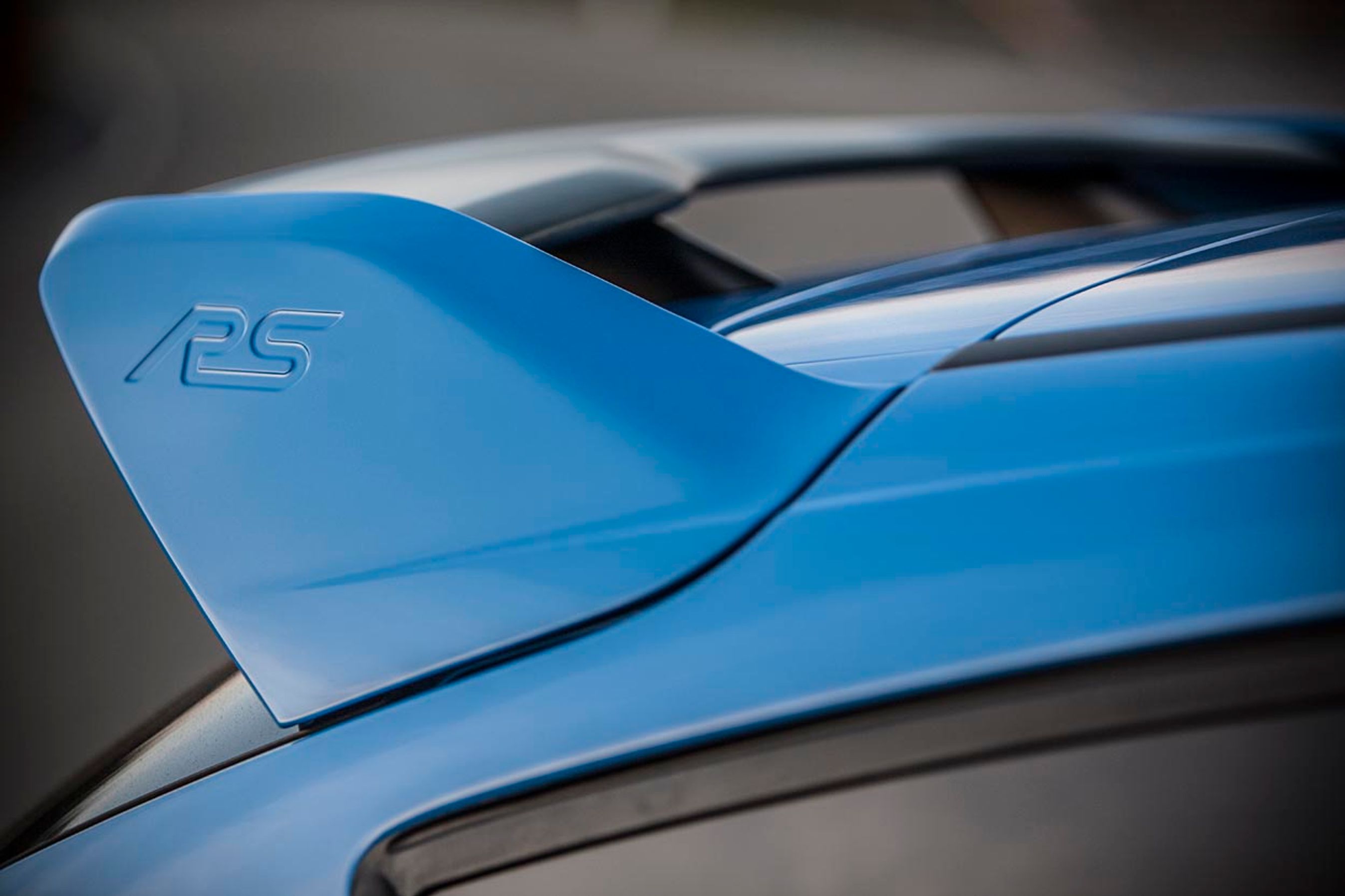 Hækspoileren er meget synlig her i blå, men vælger du sort eller en af de grå varianter, er den bedre integreret i designet. Spoileren giver ekstra tryk på bagenden for at sikre god balance i bilen.