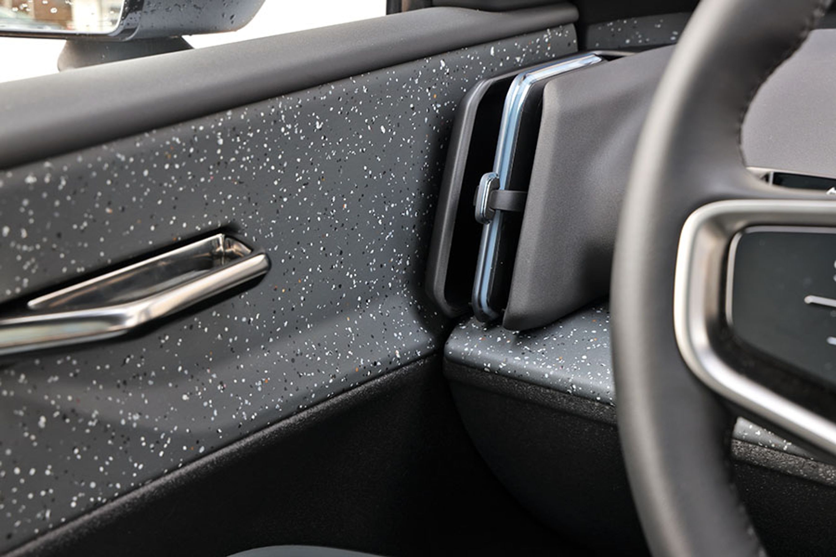 Der er mange flotte detaljer omkring instrumentbordet såsom de lodrette ventilationsdyser og de flotte dørhåndtag i stål. Det prikkede interiør er en del af en udstyrspakke og er ikke obligatorisk.