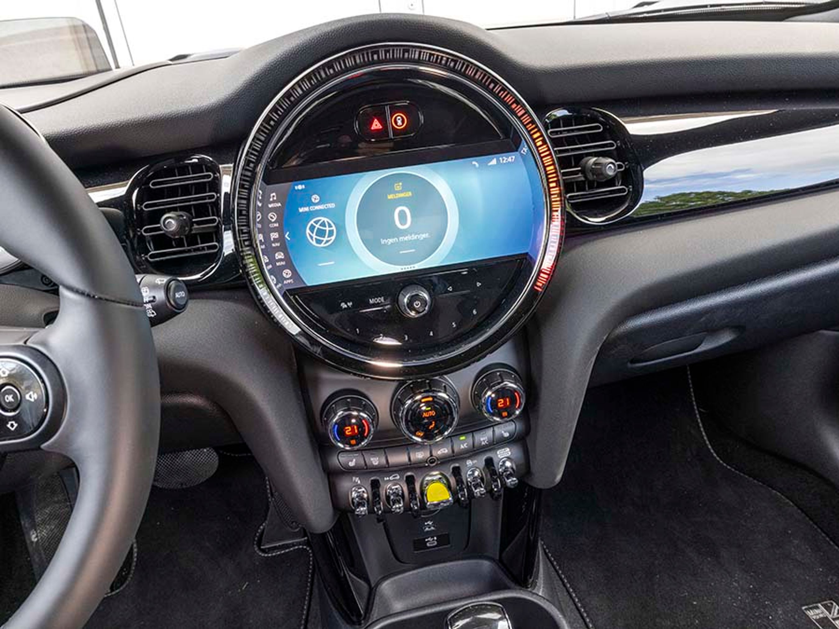 Skærmen kunne godt passe bedre ind i den runde cirkel, eksempelvis med en kvadratisk skærm. Mini har trådløs Apple CarPlay. 