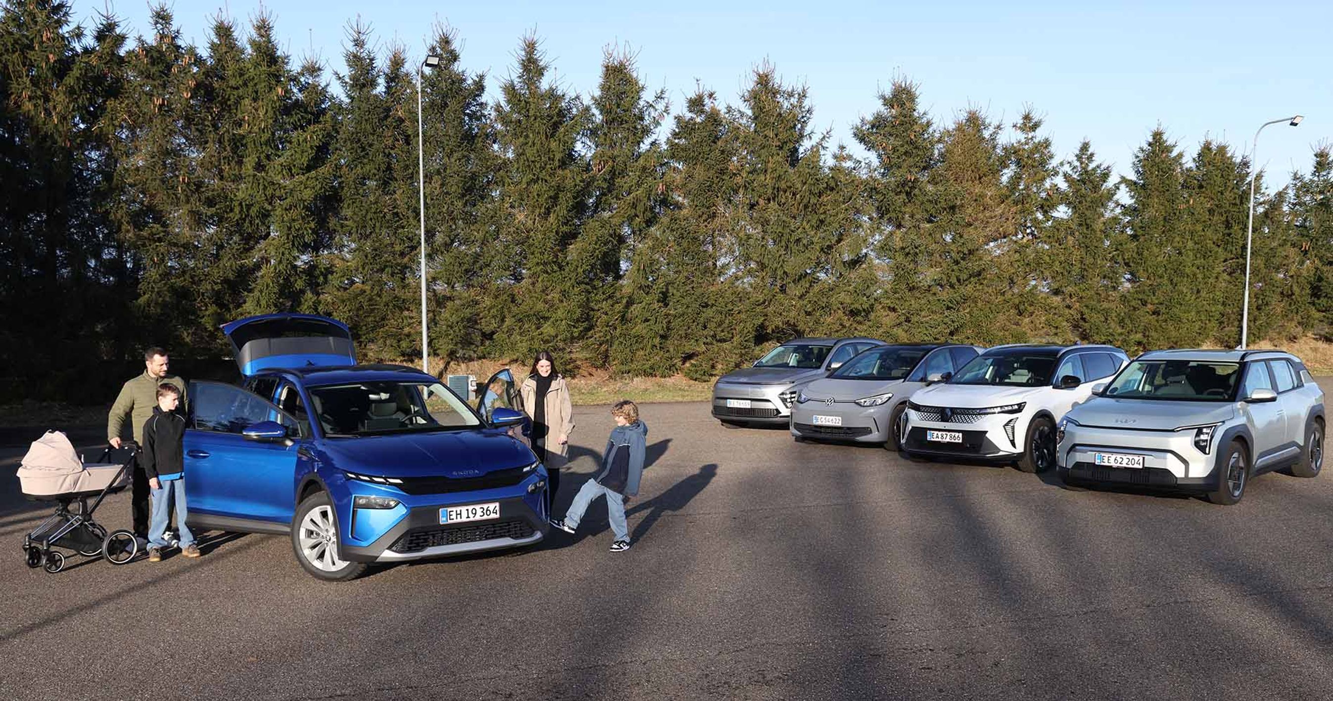 Fem elbiler og en familie