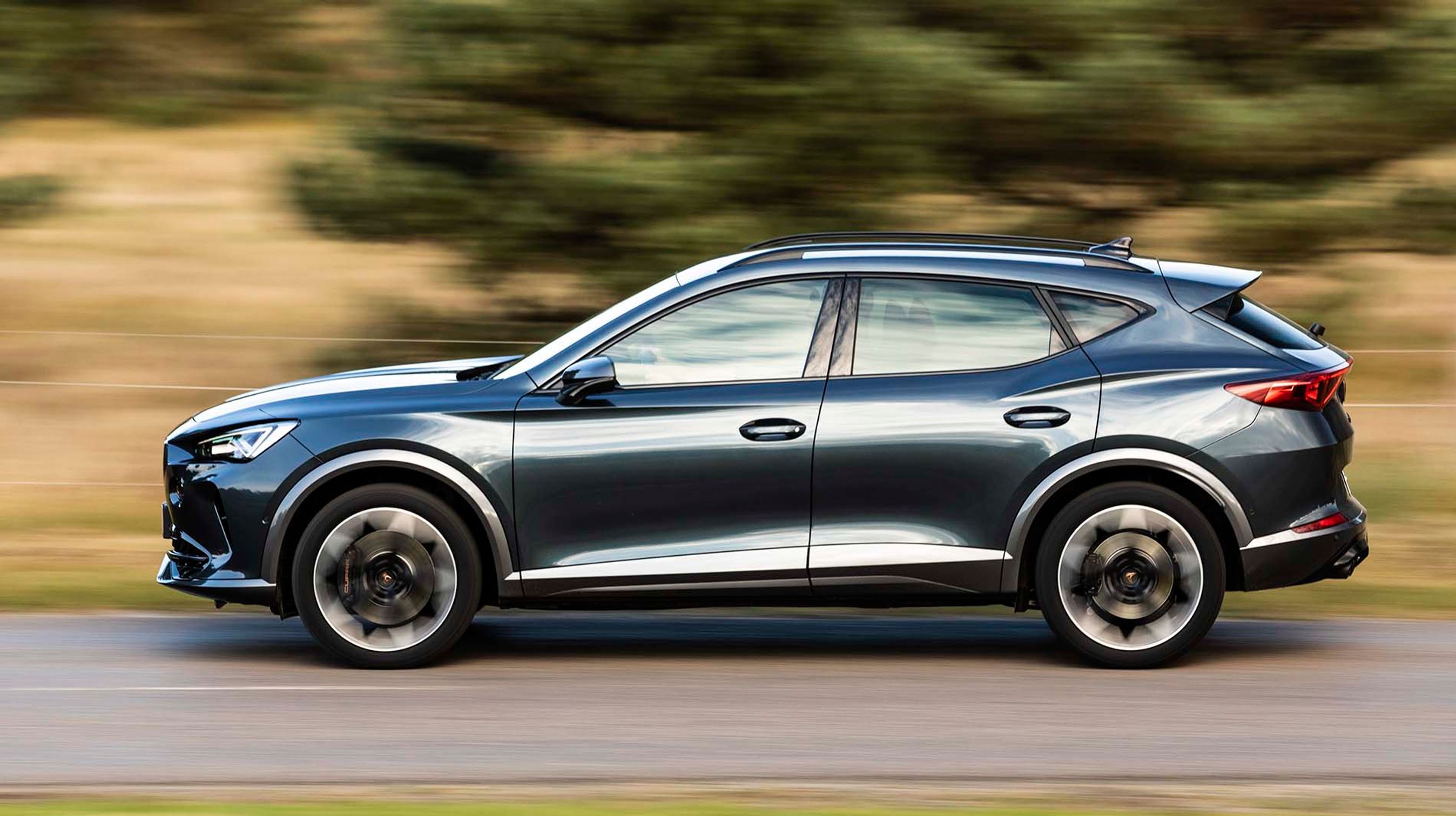 Det er særligt designet, der gør Cupra Formentor til noget særligt. Her blandes SUV-bilens højde med sportsvognens dynamiske linjer.