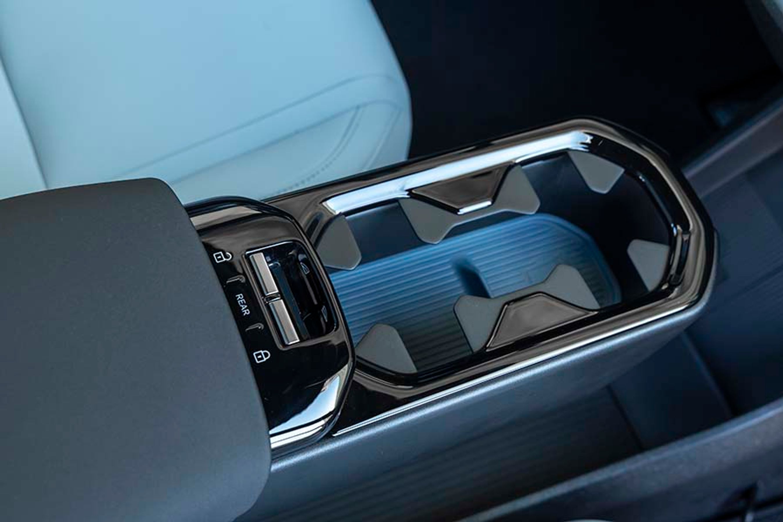 Midterkonsollen indeholder en skuffe med to kopholdere, og nedenunder er en opbevaringsskuffe, der kan tages ud. Det er også her ved midterarmlænet, at kontakterne til elruderne er placeret.