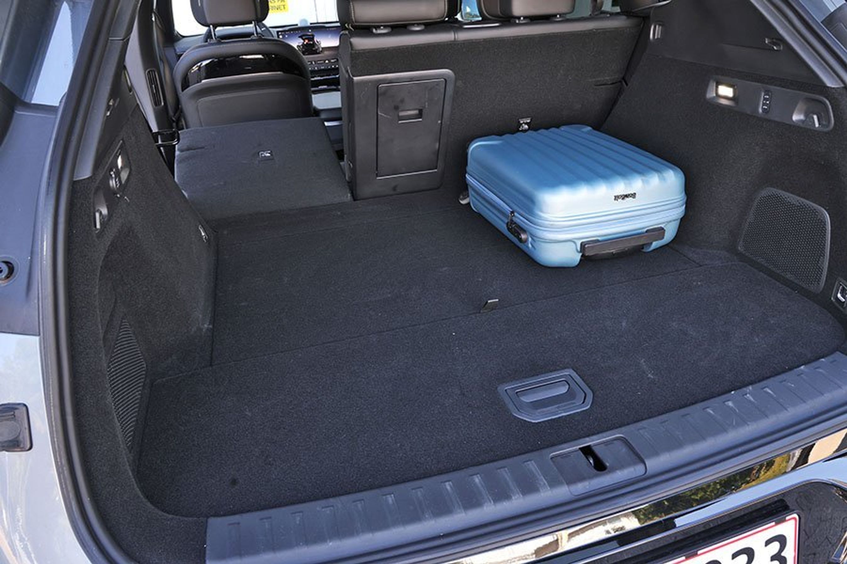 Blå kuffert i bagagerummet på en Zeekr 7X