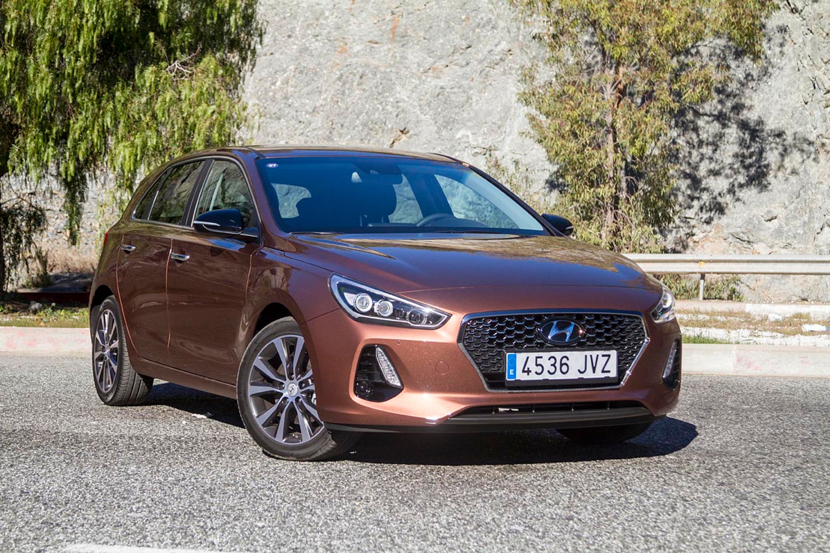 Den nye Hyundai i30 har fået mere kant i sit design, men er stadig ret afdæmpet alt i alt. Grillen er en ny udgave, hvor det sekskantede design nu har fået en blød bue for neden.