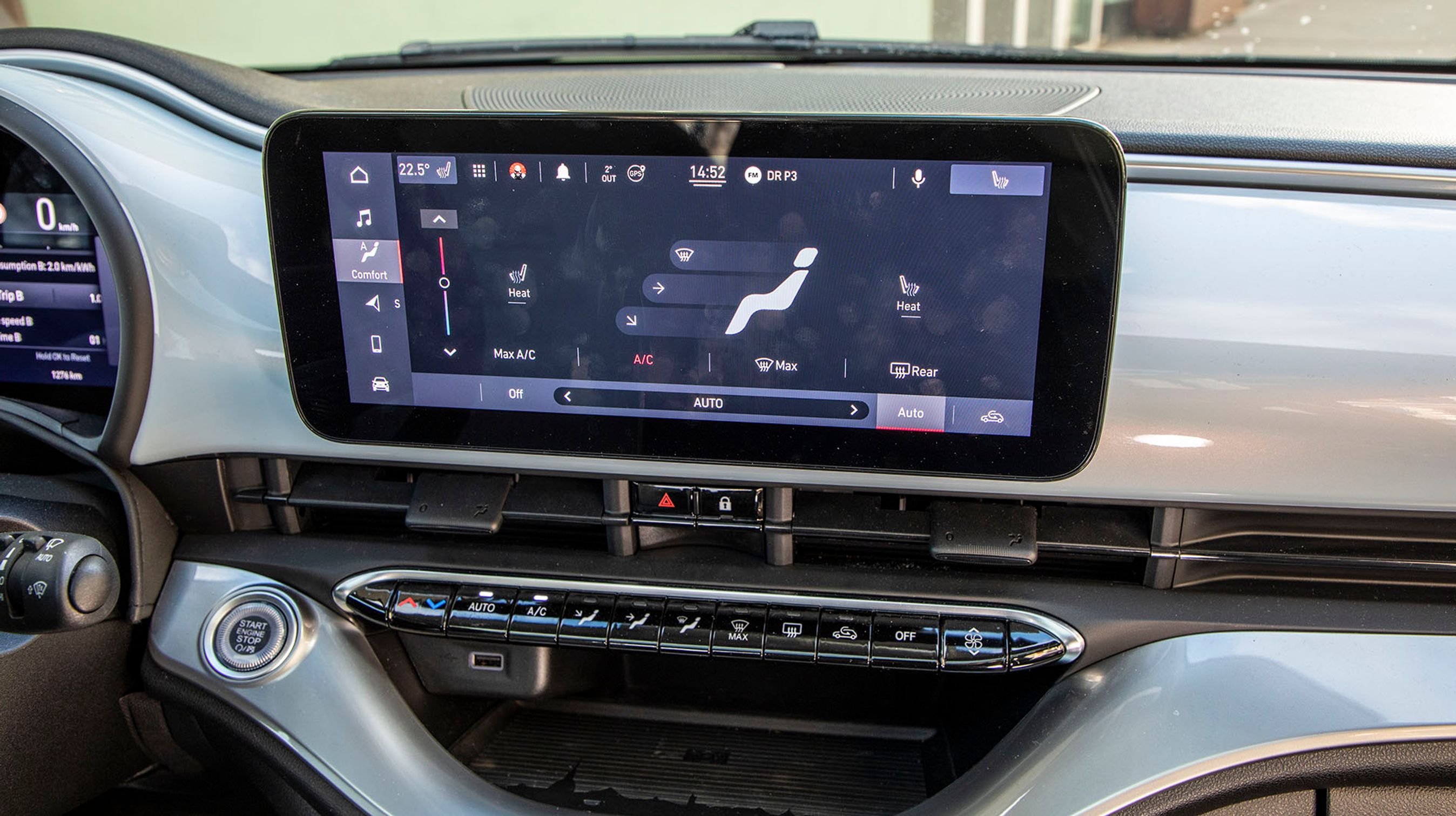 Den store 10,25”- skærm er flot, men vi savner dansk tekst og mere struktur i menuerne.