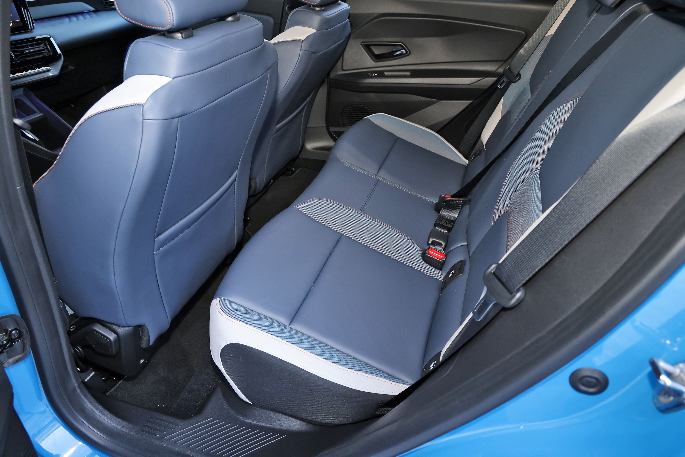 Bagsædet i en Nissan Micra har ikke meget plads