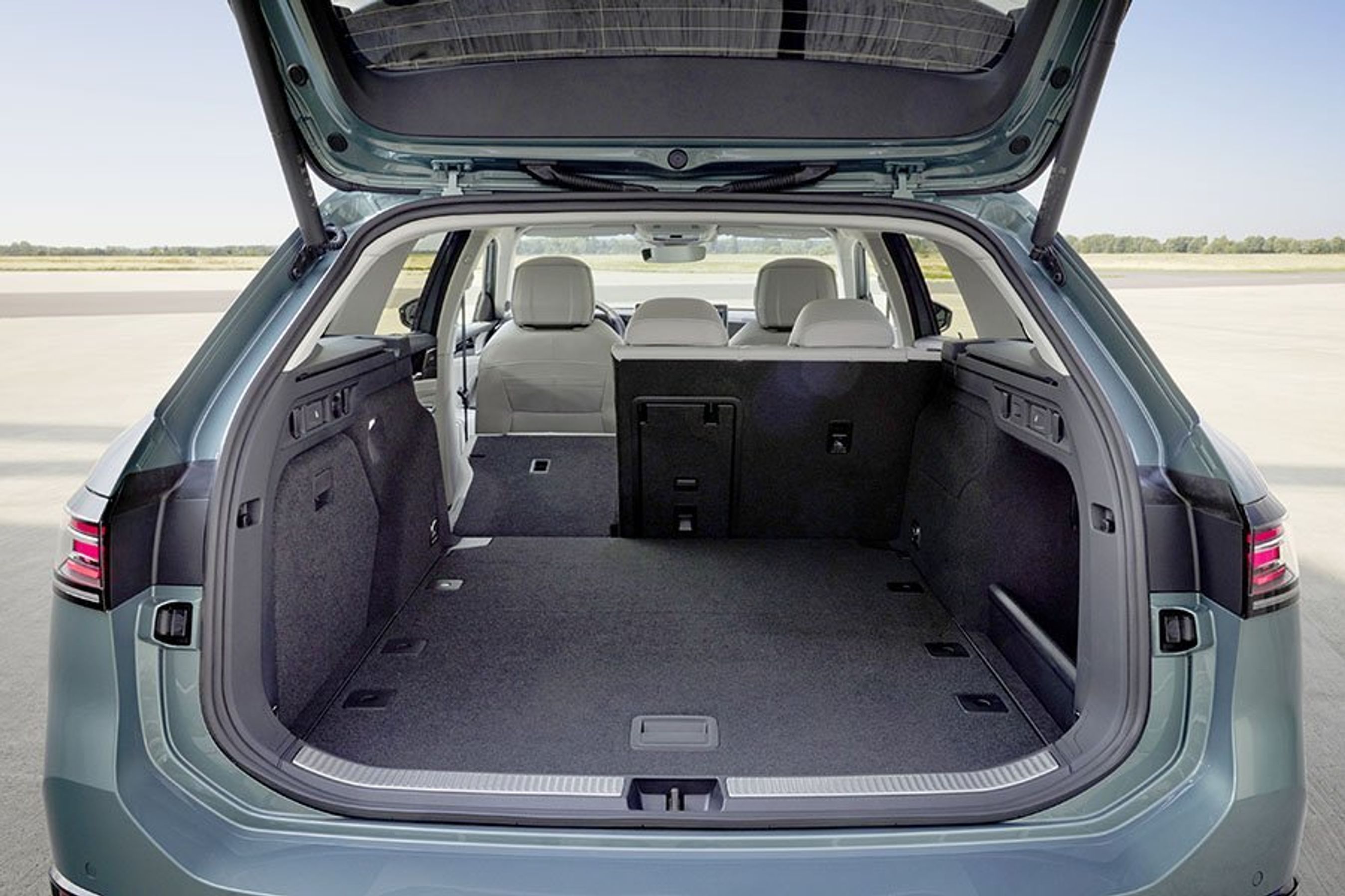 Bagagerummet i en VW Passat med det ene bagsæde lagt ned.