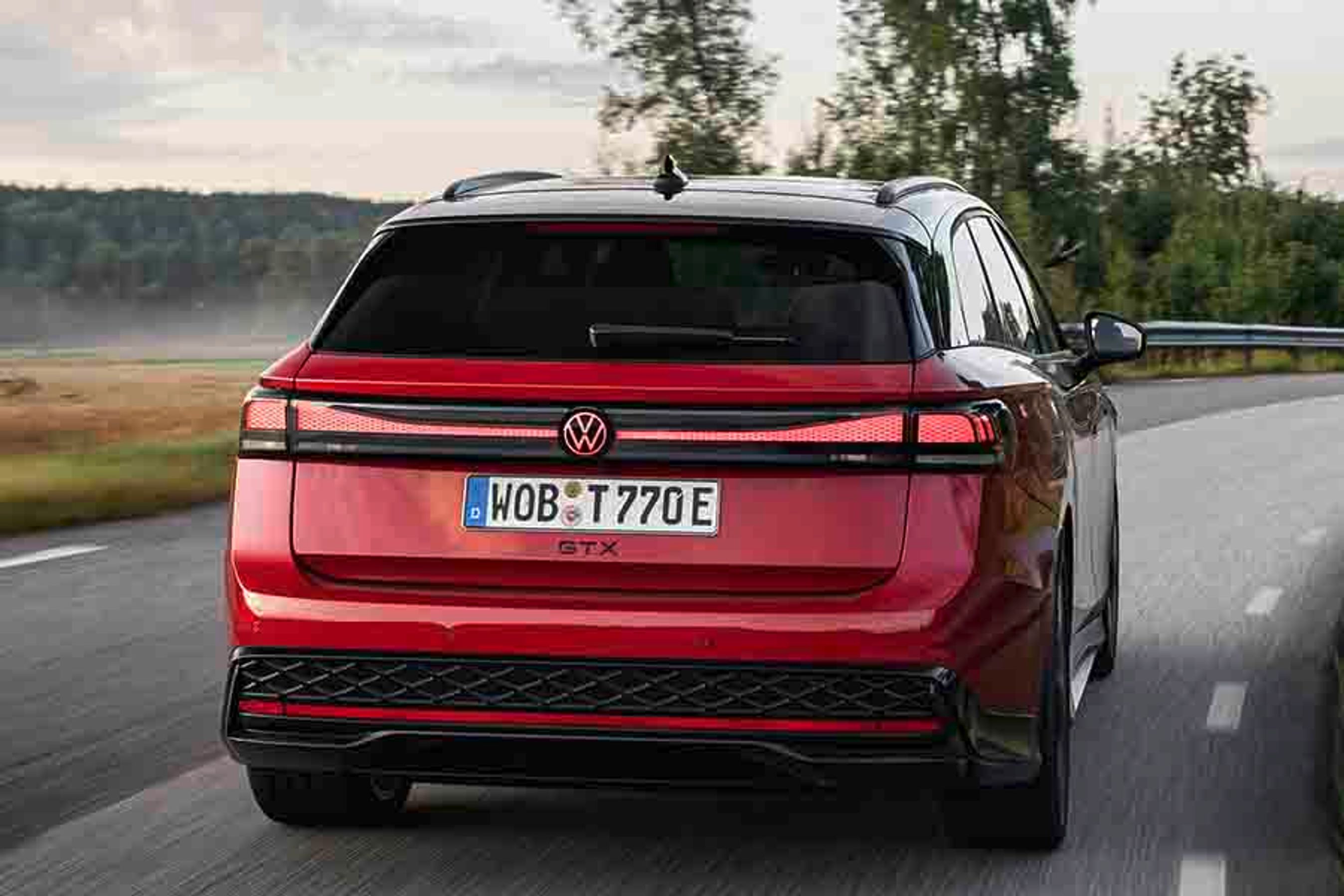 GTX-udgaven af VW ID.7 har fået mere sportslige detaljer som f.eks. det ternede sorte felt på stødfangeren og det tværgående lyspanel. Et sort GTX-skilt under nummerpladen gør det tydeligt for alle, at her er tale om en særlig udgave.