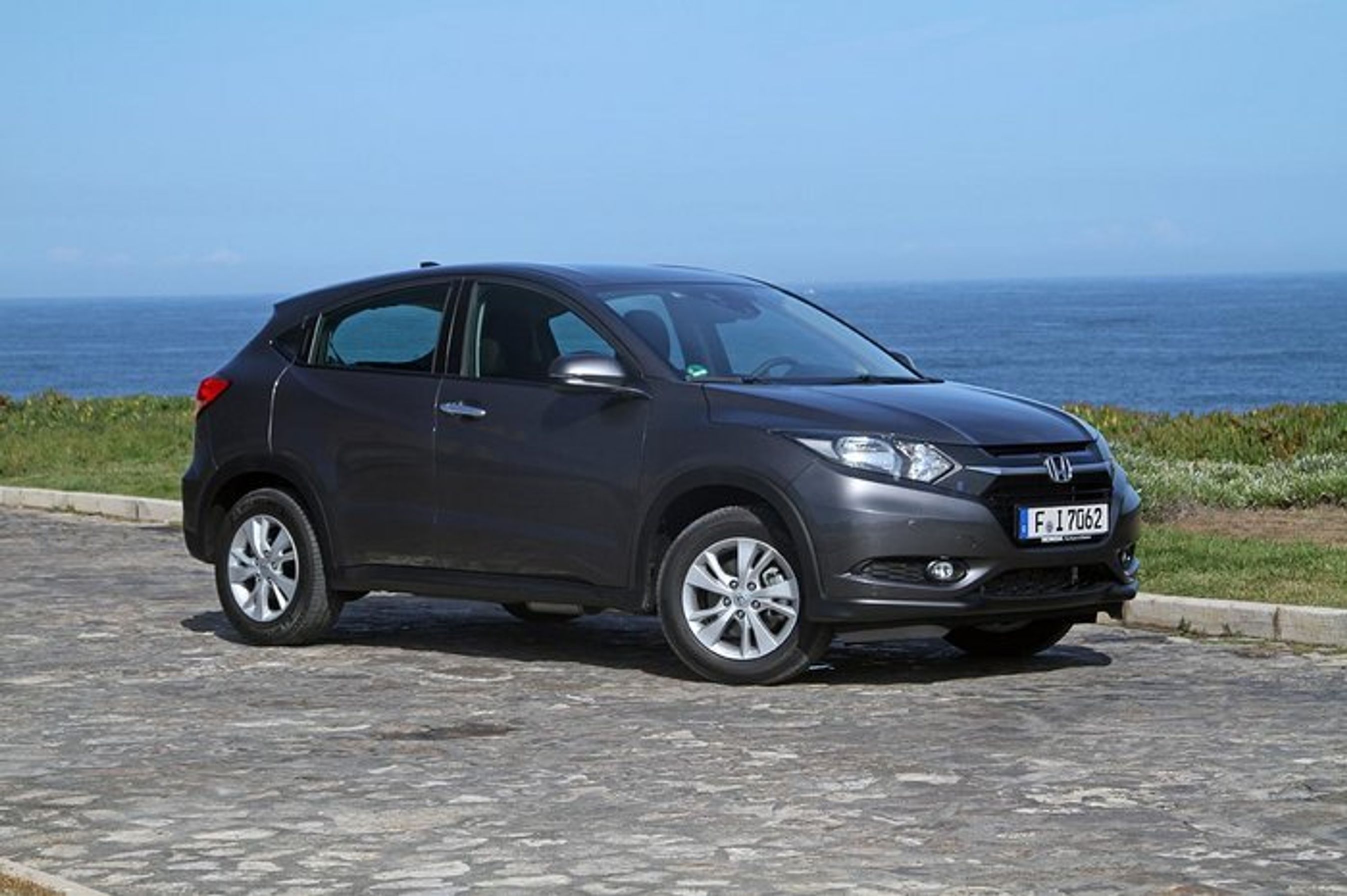 Honda HR-V har en elegant og dynamisk fremtoning  mindre kontroversiel end den større CR-V. Sammensmeltningen af grill og lygter er et Honda-kendetegn.