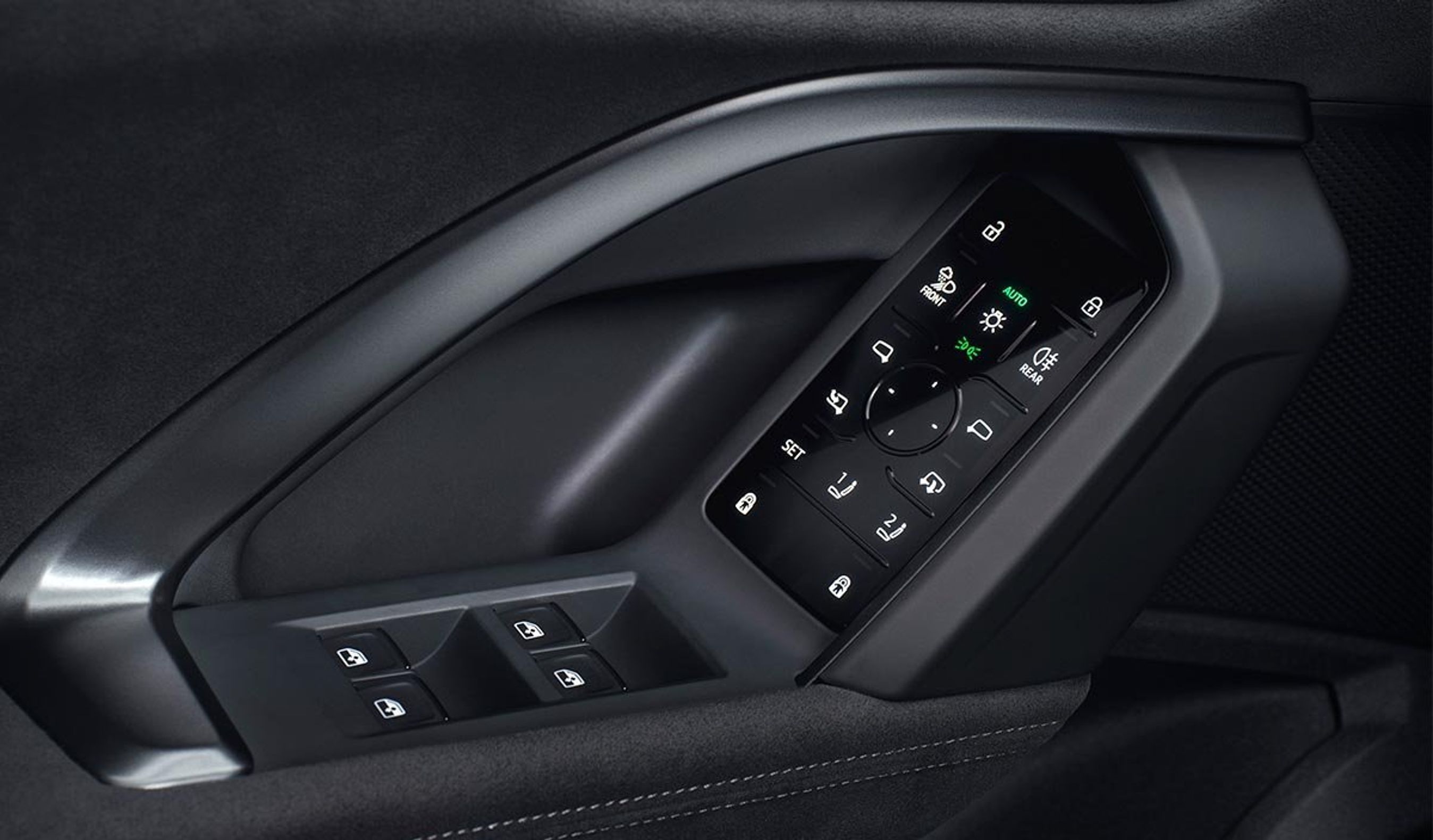 Betjeningspanel i døren.