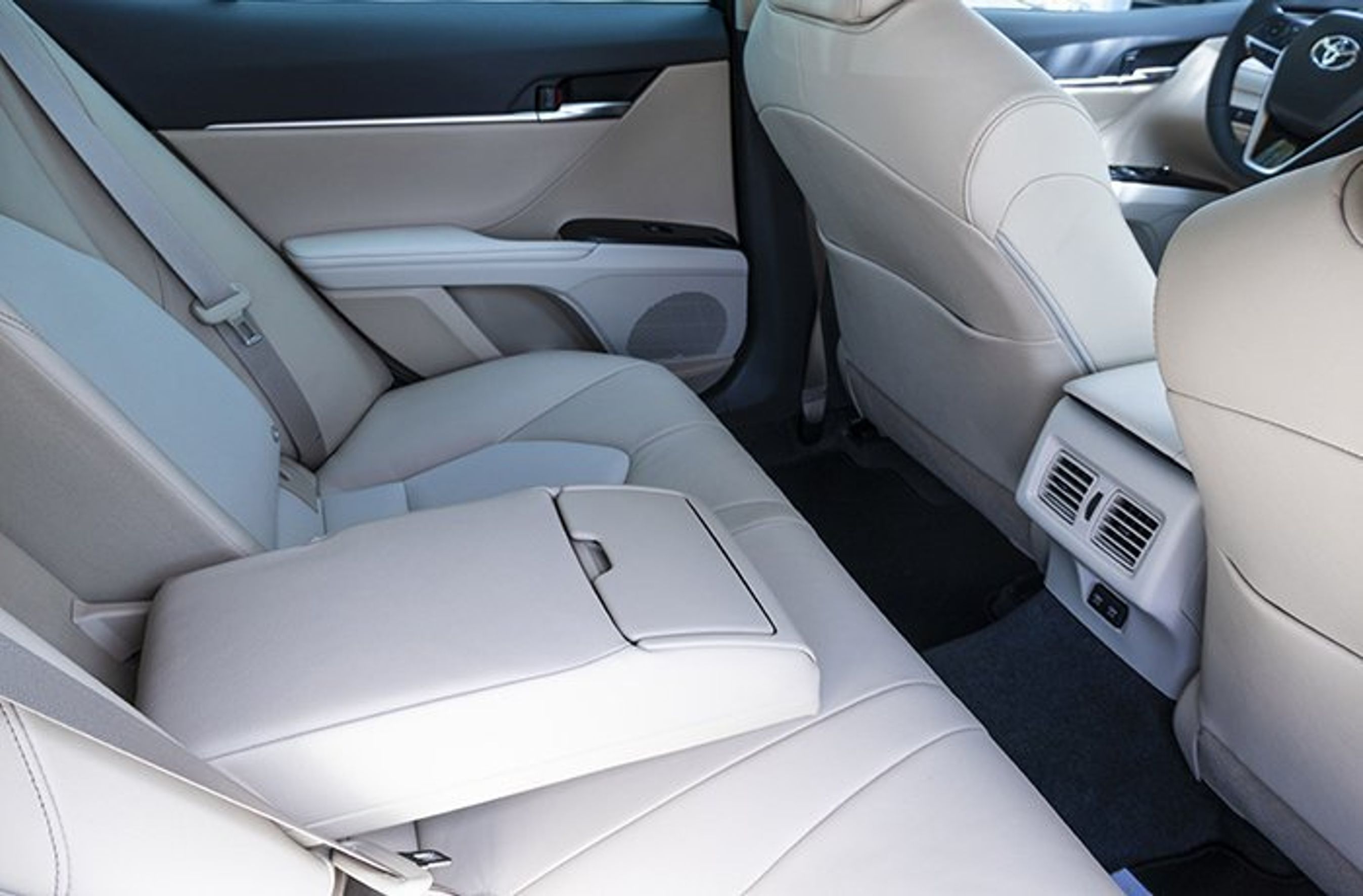 Fin plads på bagsædet af Toyota Camry