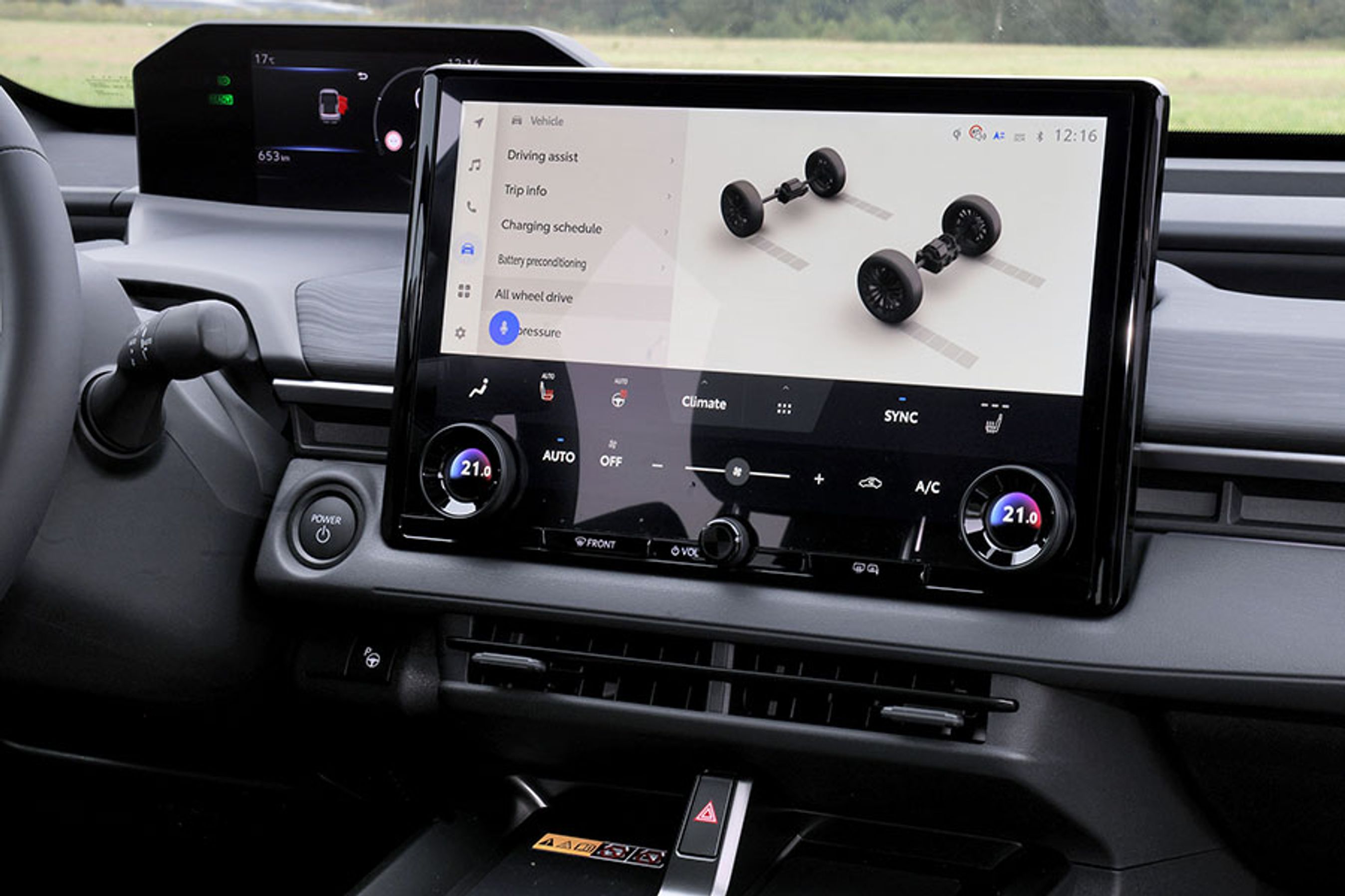 Skærmen er på 14 tommer og står skarpt og med flotte farver. Den nederste del af skærmen er dedikeret til styring af klimaanlægget, hvor de fleste knapper er skærmknapper. Men der er drejeknapper til at justere temperaturen og to knapper til at aktivere varme på foruden samt  elbagrude og varme i sidespejlene. Og så er der en fysisk volumenknap!