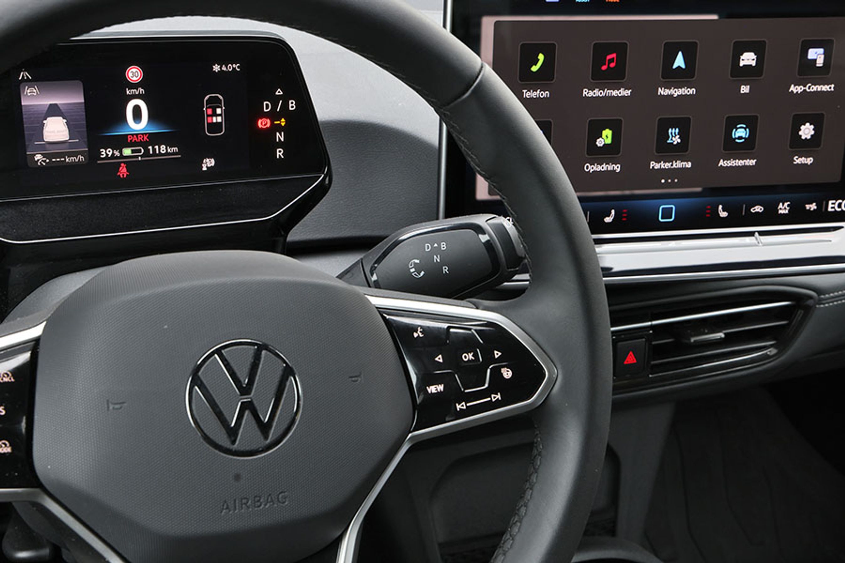 Gearvælgeren er placeret som en stilk foran rattets højre side. Den er let at betjene i hverdagen.