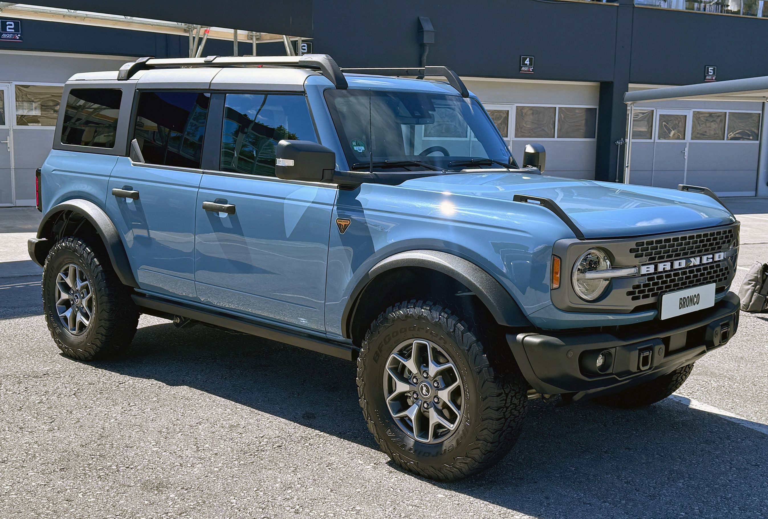 Blå Ford Bronco skråt forfra.
