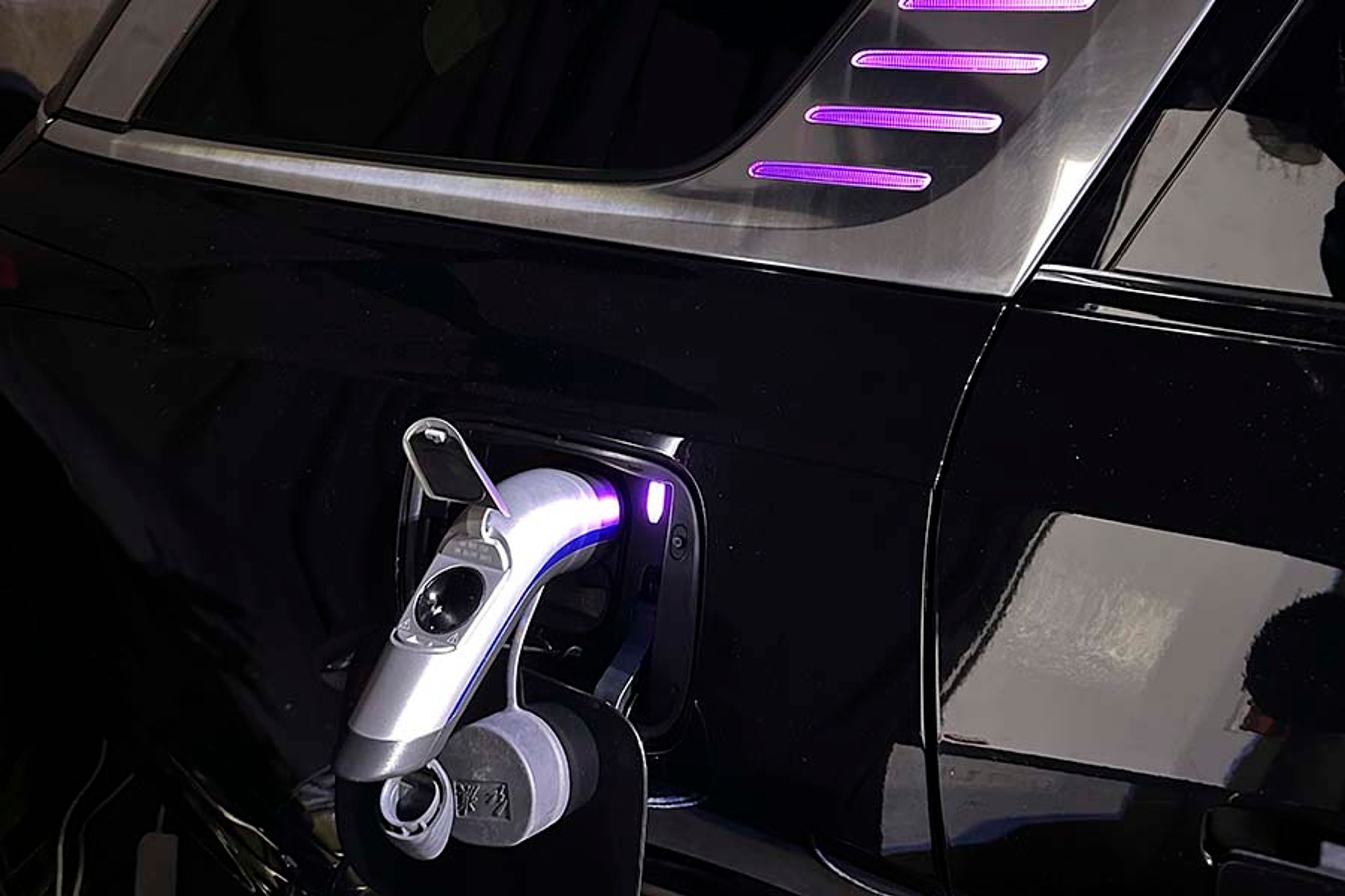 Når bilen lades op, virker de farvede streger i C-stolpen som en indikator, der viser, hvor meget strøm, der er kommet på batteriet.