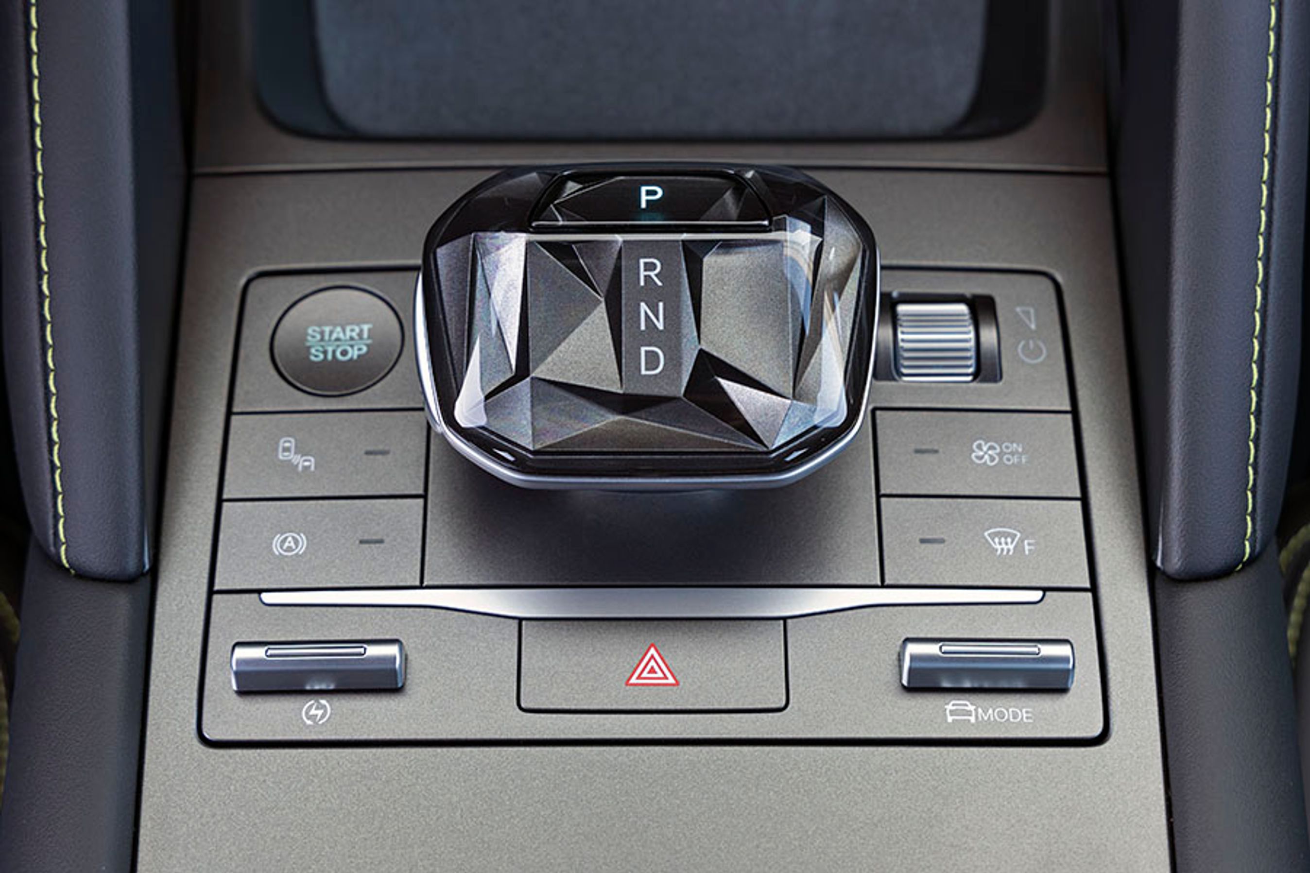 Der er en del knapper rundt om gearvælgeren. Foran dem er der kopholdere.