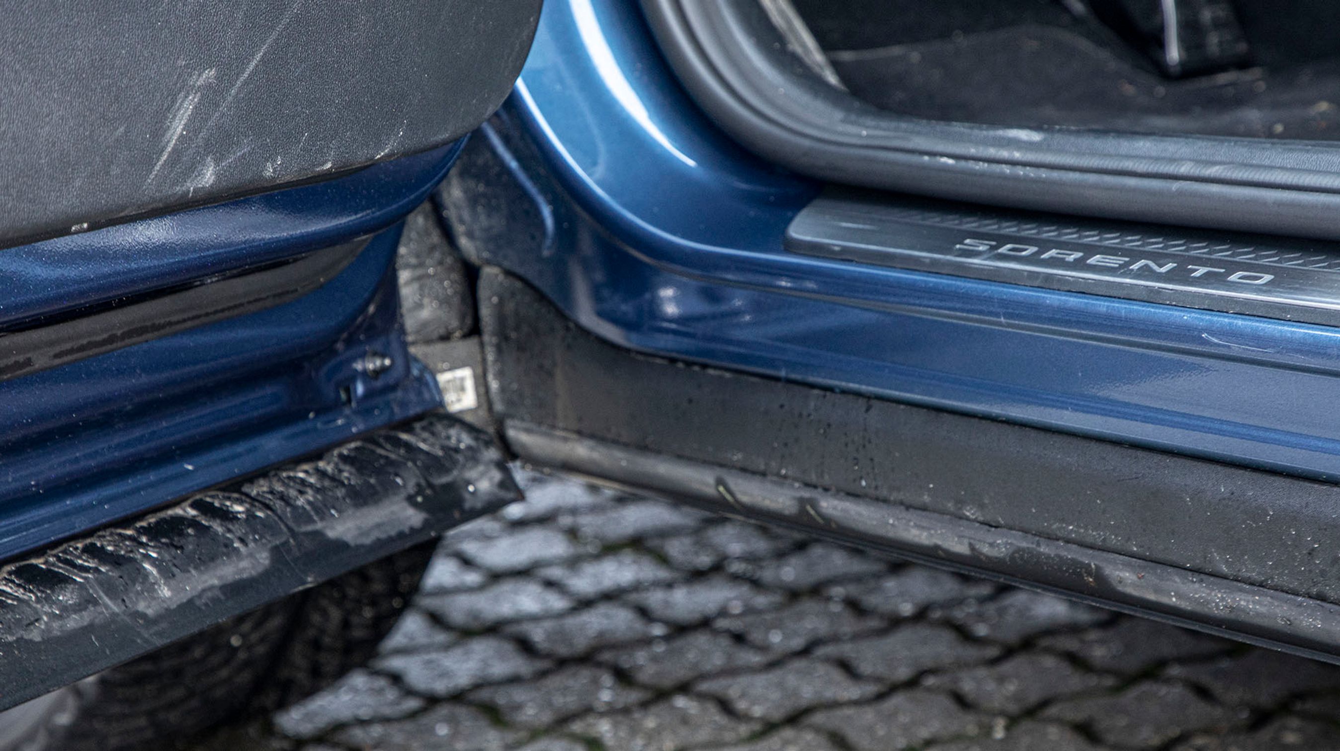 Dørene går helt ned over dørpanelet og sørger således for, at dørtrinnet altid er rent og pænt. Der er fine gummilister flere steder.