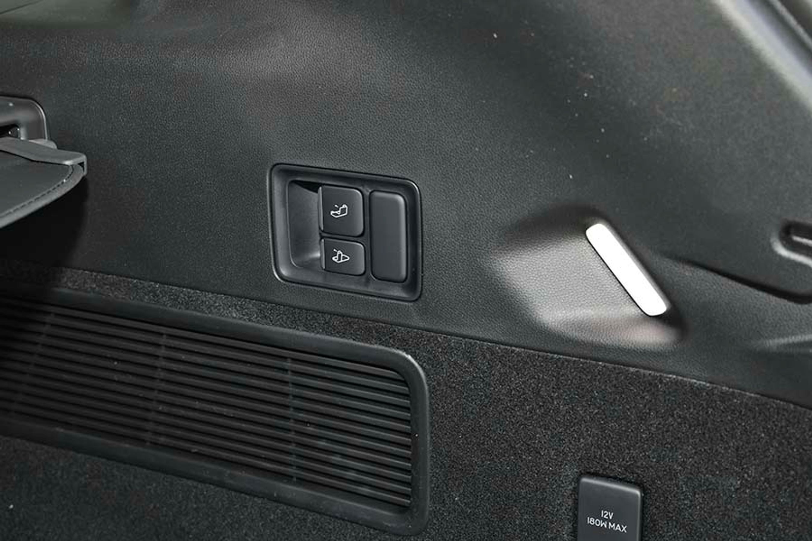 Der er også luksusfornemmelse i bagagerummet, hvor der er elektrisk udløsning af bagsæderyglænene, så man slipper for at lægge sæderne ned manuelt.