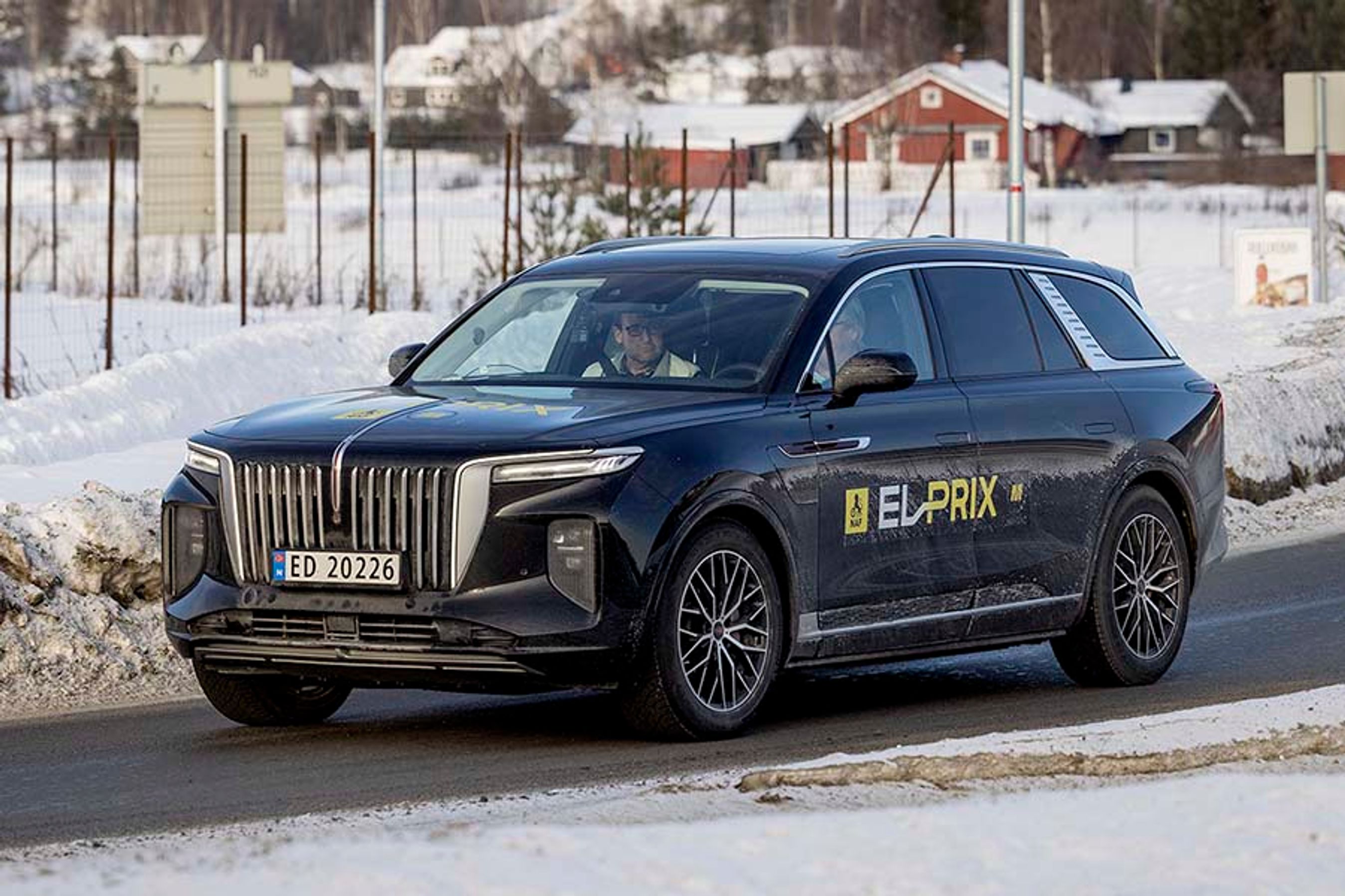 Den store Hongqi deltog i verdens største elbiltest i Norge – El Prix – og brillerede ved at være den bil, der brugte mest el pr. km. Ikke svært at forstå, når man ser på bilens dimensioner og dens vægt på 2,7 tons.