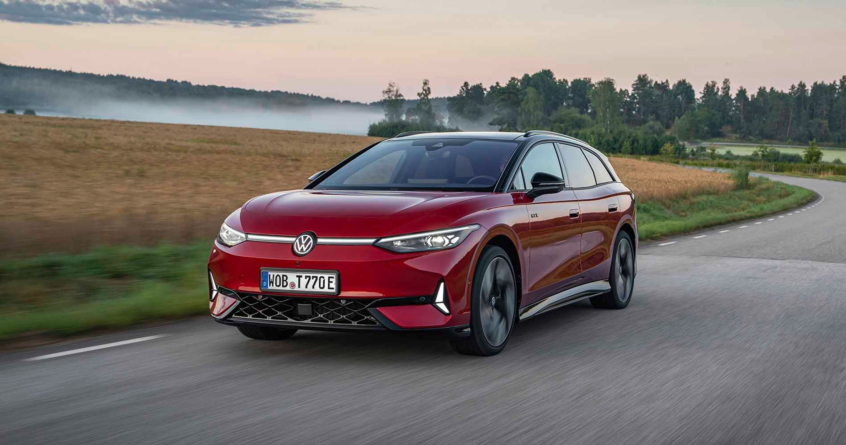 Rød VW ID.7 Tourer set forfra, mens den kører i aftenlys