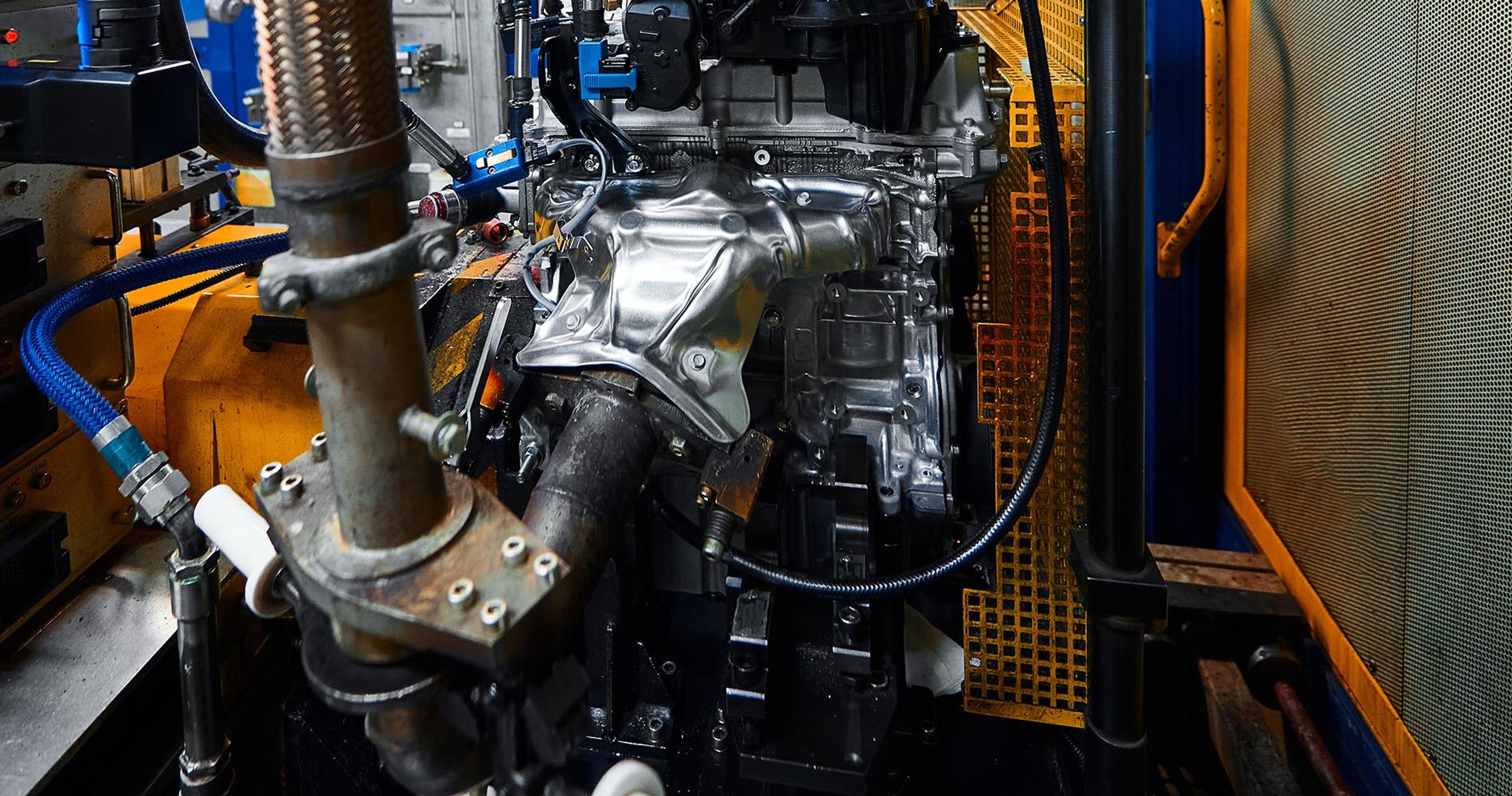 Motor testes i en testbænk.