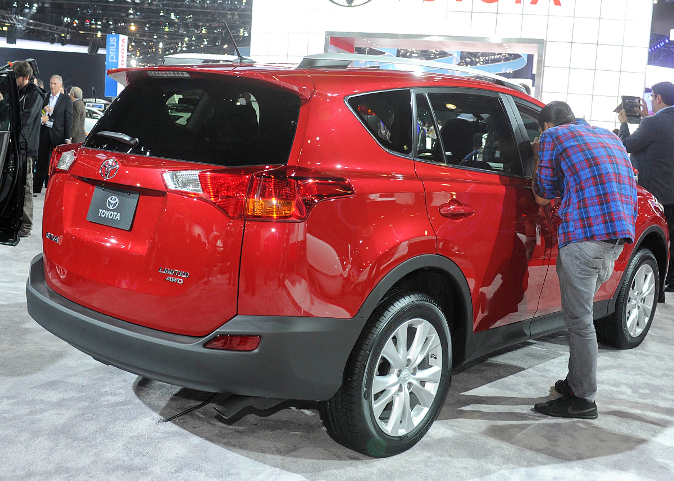 RAV4 får i den nye udgave med reduceret højde en langt mere personbilsagtig fremtræden. Desuden er bagklappen nu tophængslet som på de fleste andre biler.
