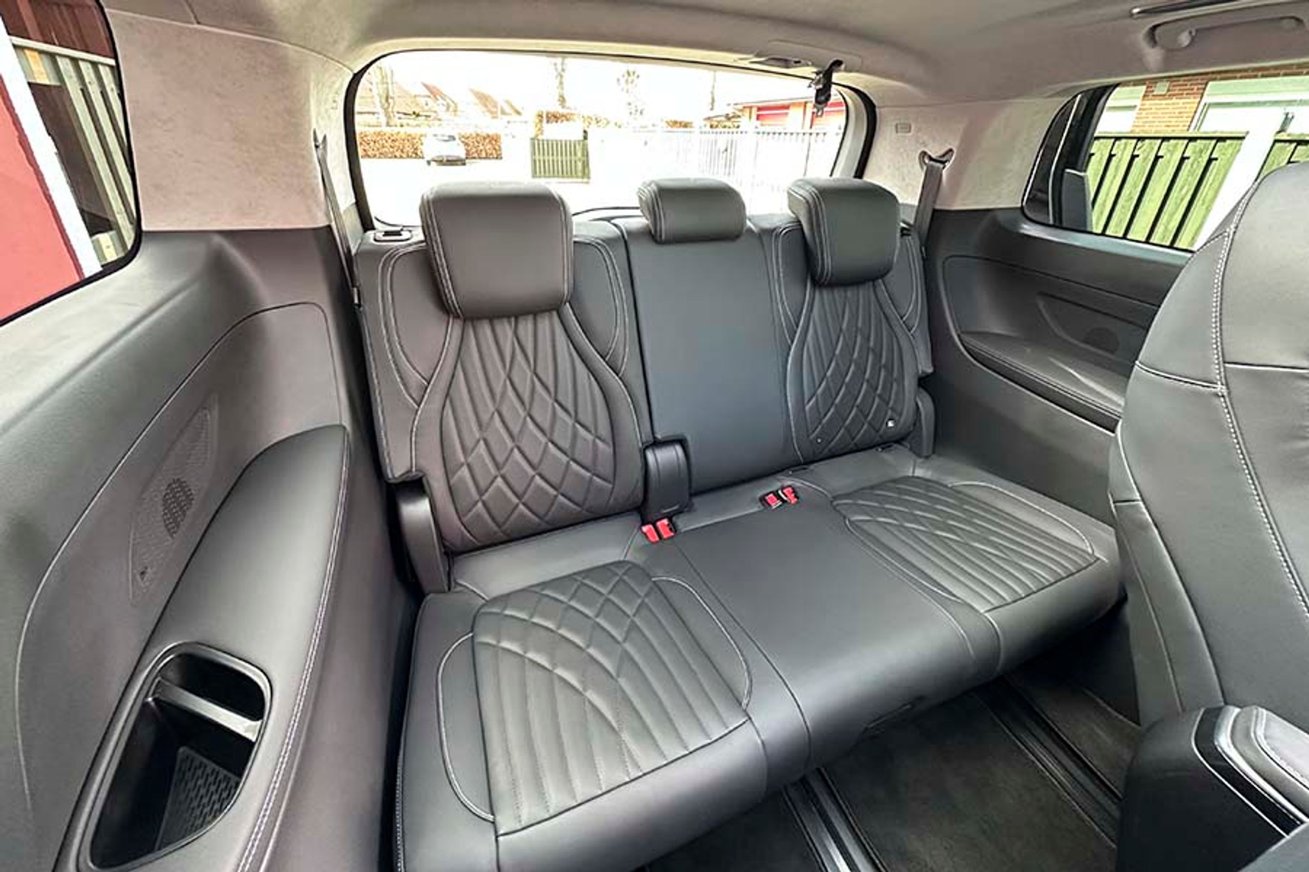 På række tre er der tre siddepladser, hvoraf de to yderste er af meget fin kvalitet. Vi prøvede alle sæderne, og der kan samtidigt sidde mindst seks velvoksne personer i bilen plus et barn i midtersædet på række tre.