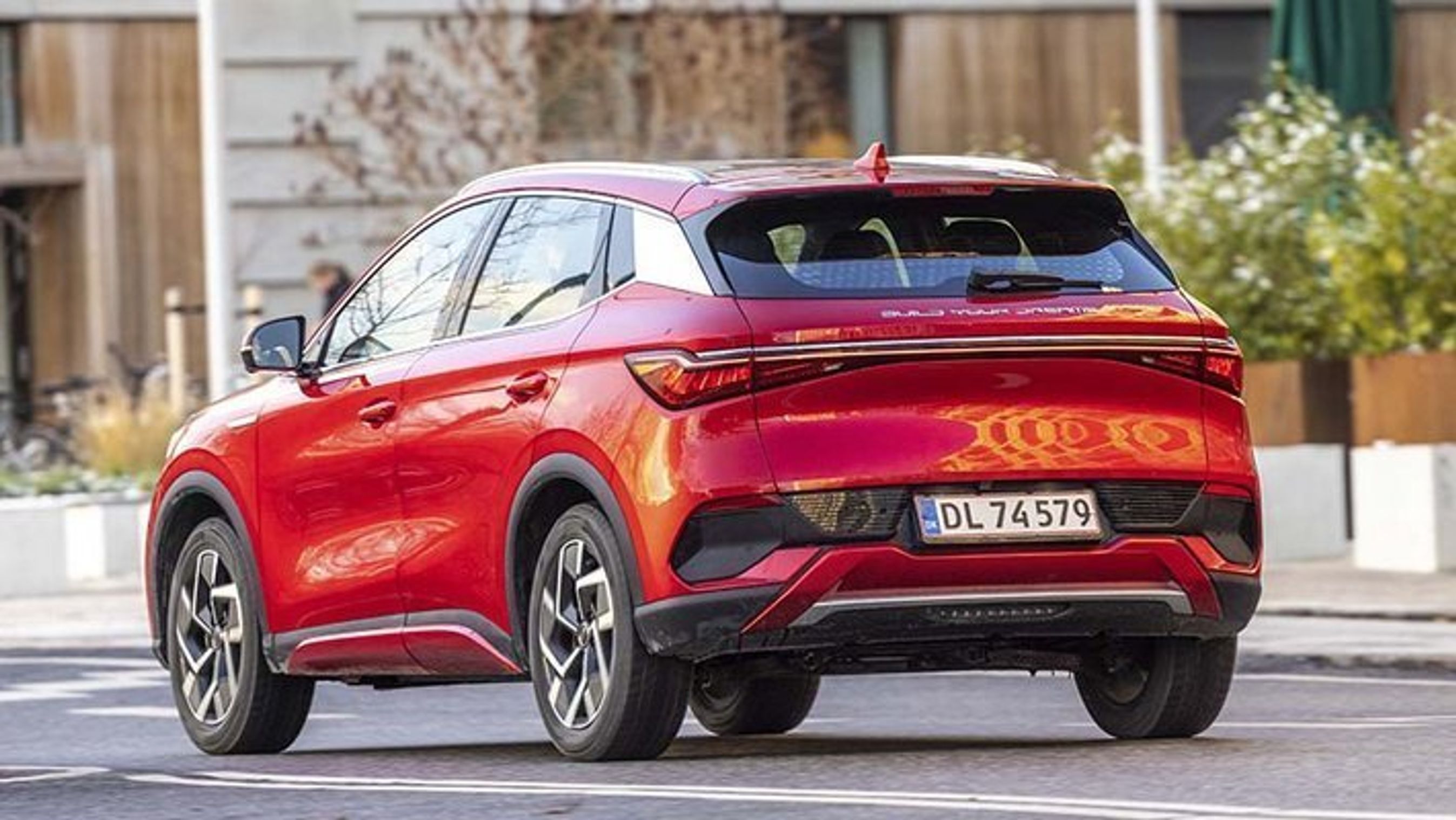 BYD Atto 3 holder stille foran bygning.