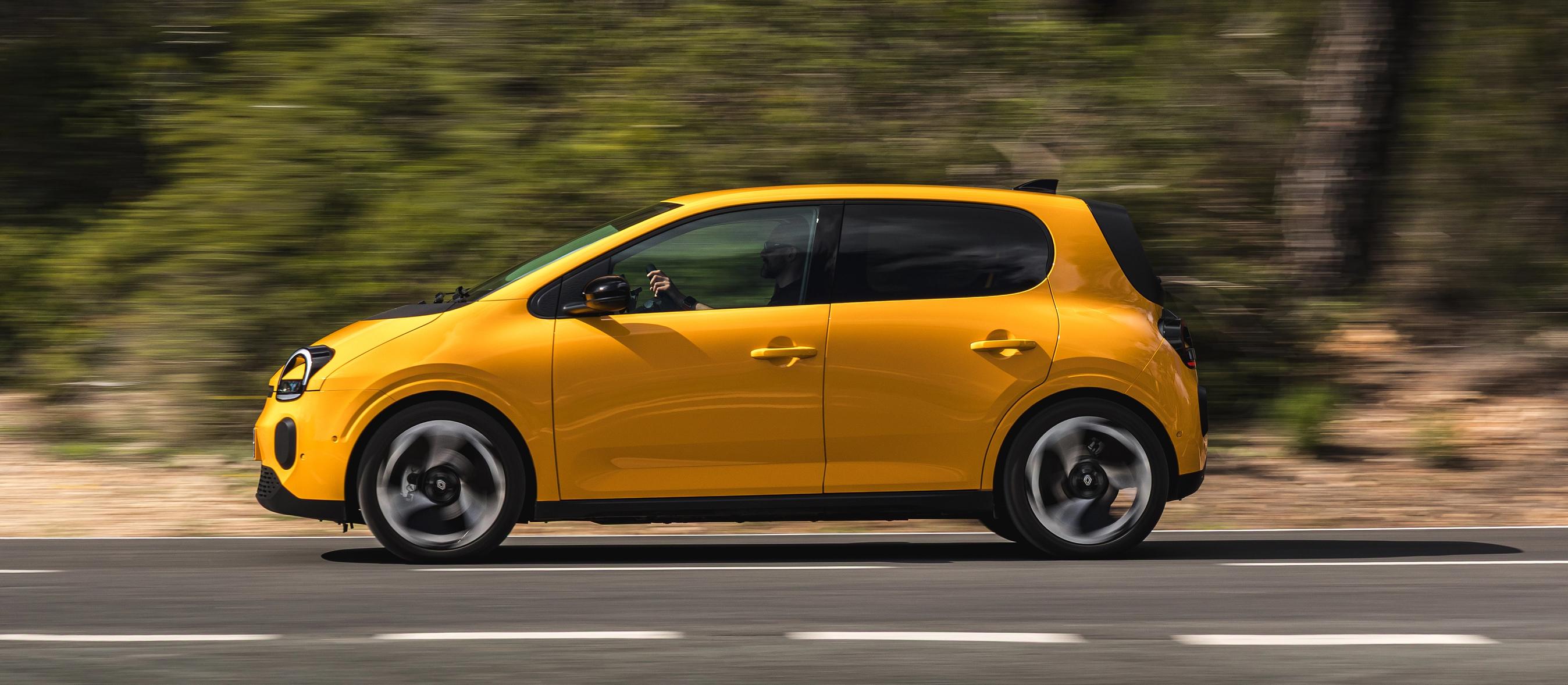 Gul Renault Twingo set fra siden, mens den kører