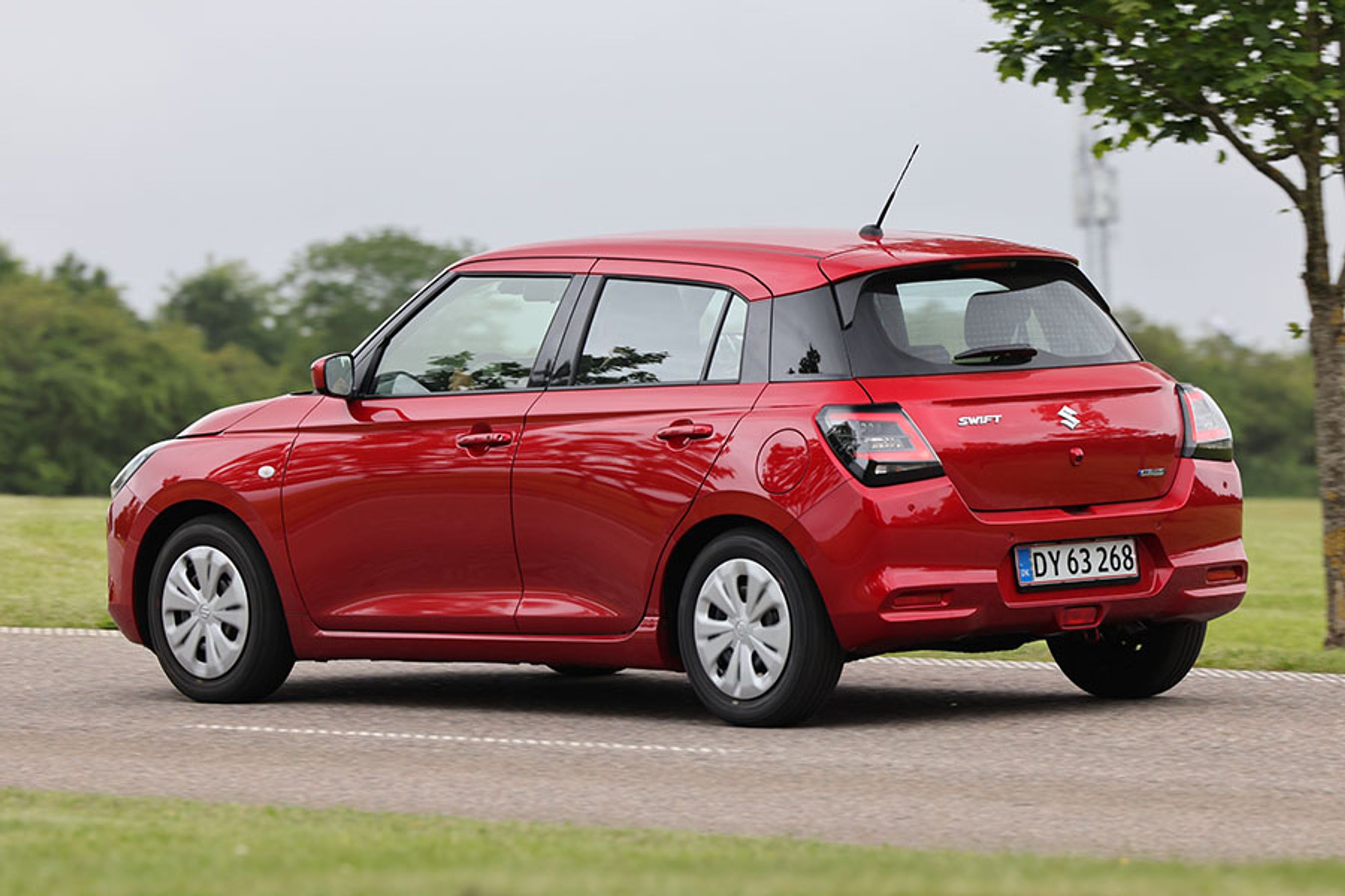 Suzuki Swift set bagfra, mens den kører på vej