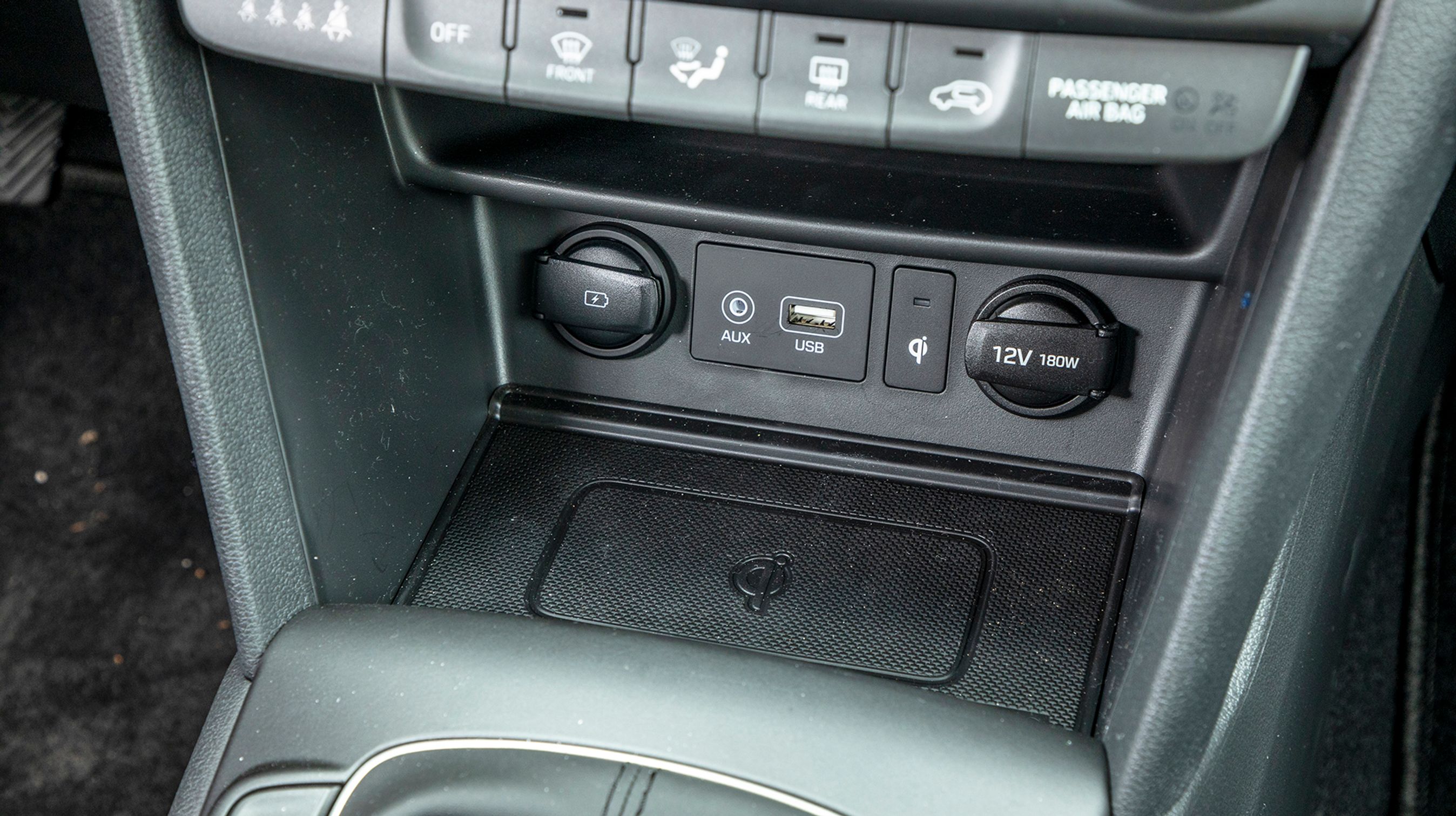 Trådløs opladning af mobiltelefonen er standard.