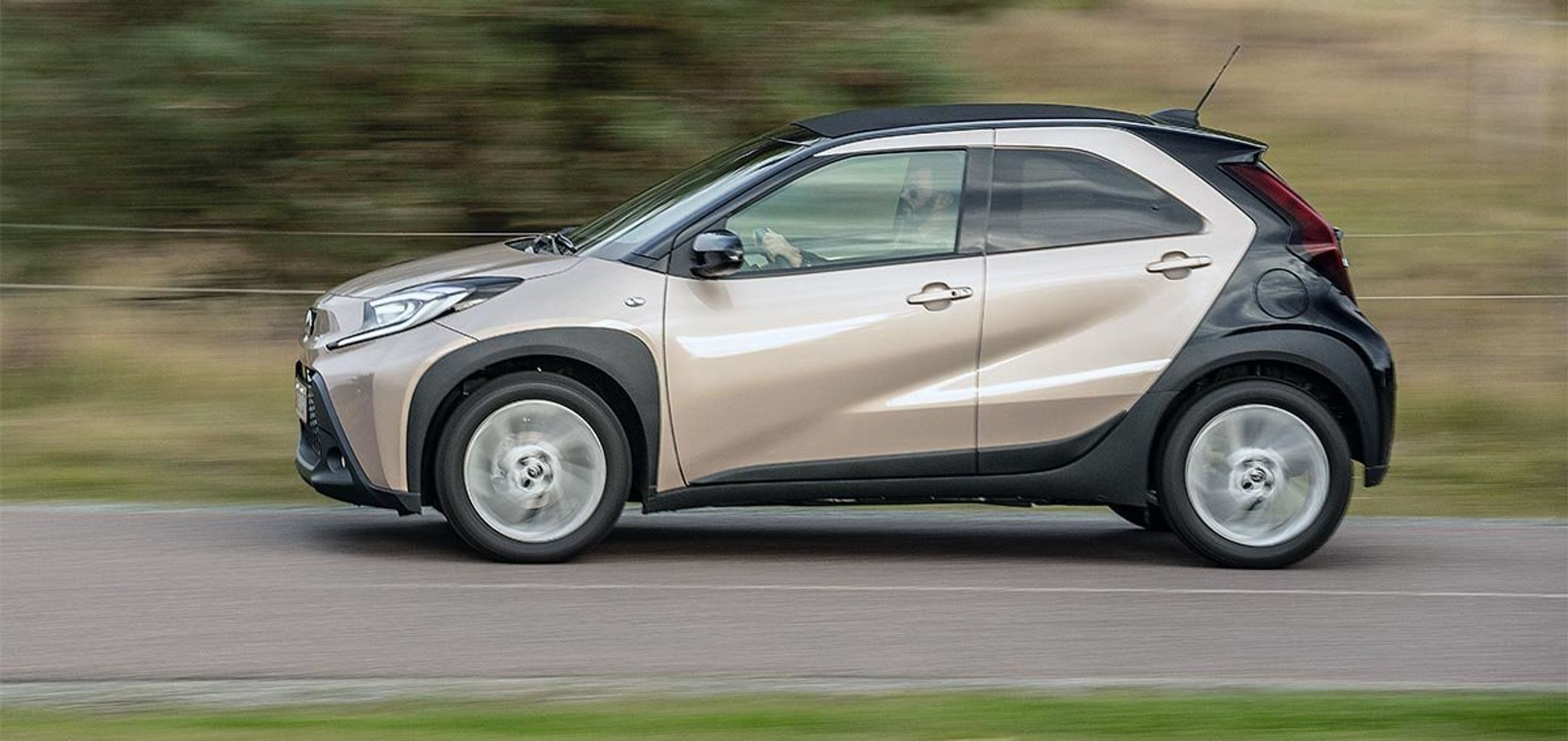 Mirkobilen Toyota Aygo X blev ifølge den officielle statistik den mest solgte bil i oktober. Men lægges VW ID.4 og ID.5 sammen, ligger de klart øverst.