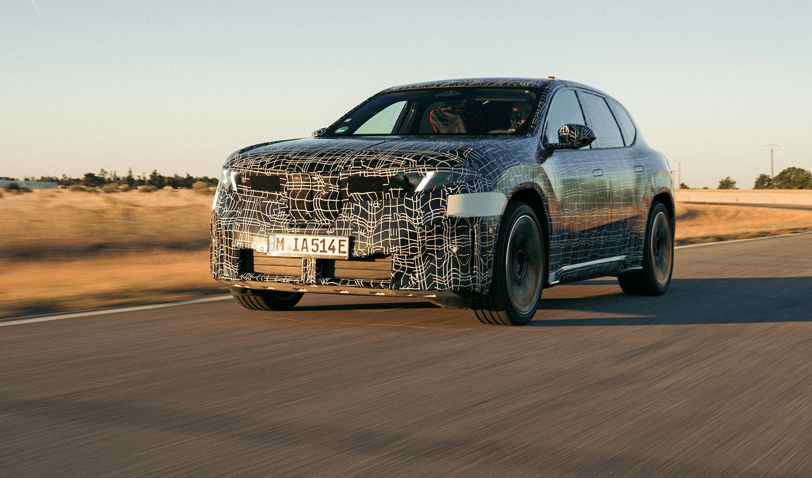 Kamufleret BMW iX3-elbil på testbane.