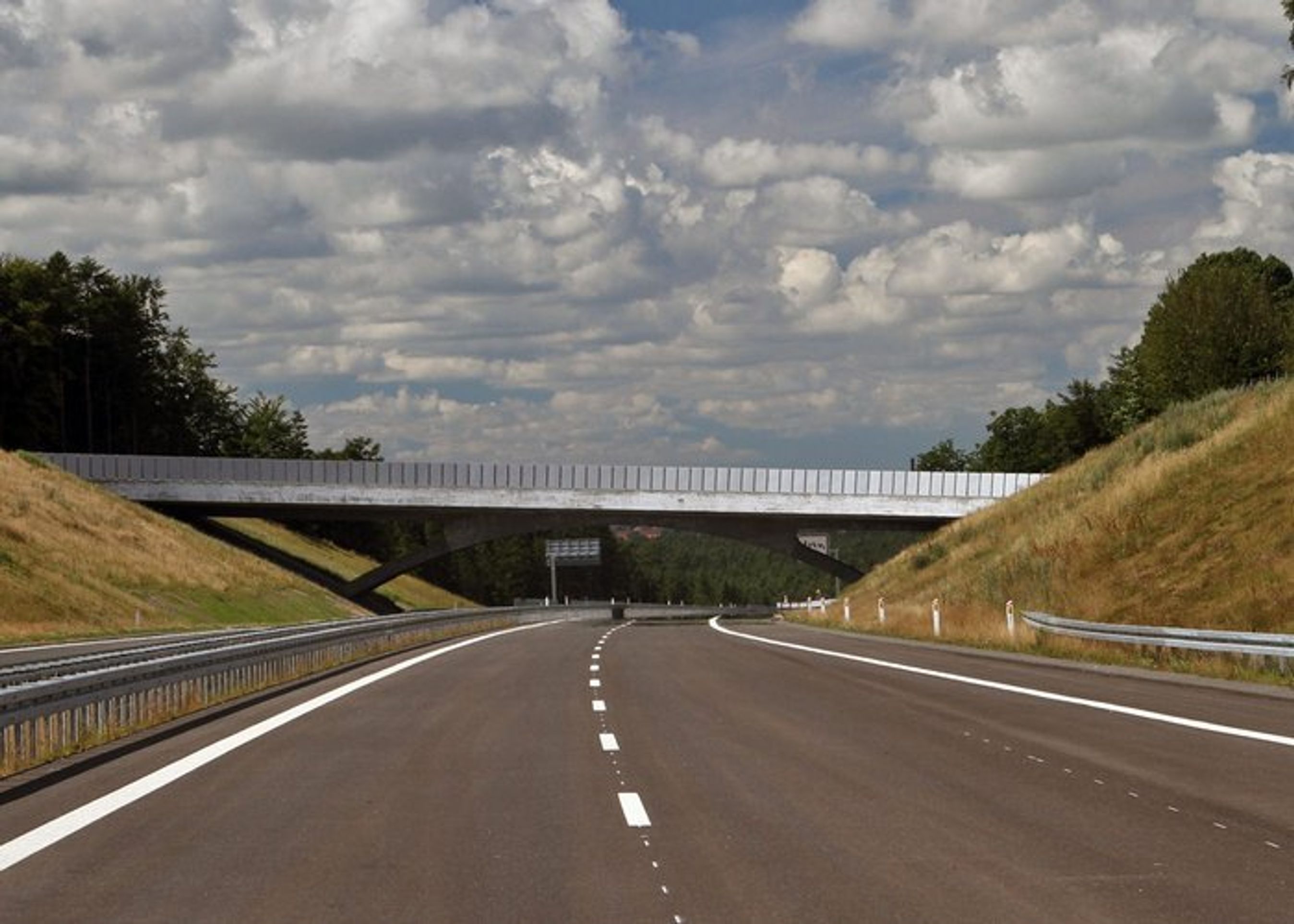 Turen gennem den gennemskårede bakketop med en dyrepassage højt oppe markerer den snarlige ankomst til Silkeborg.Efter broen går det kraftigt ned mod Gudenådalen. Fotos: Torben Arent