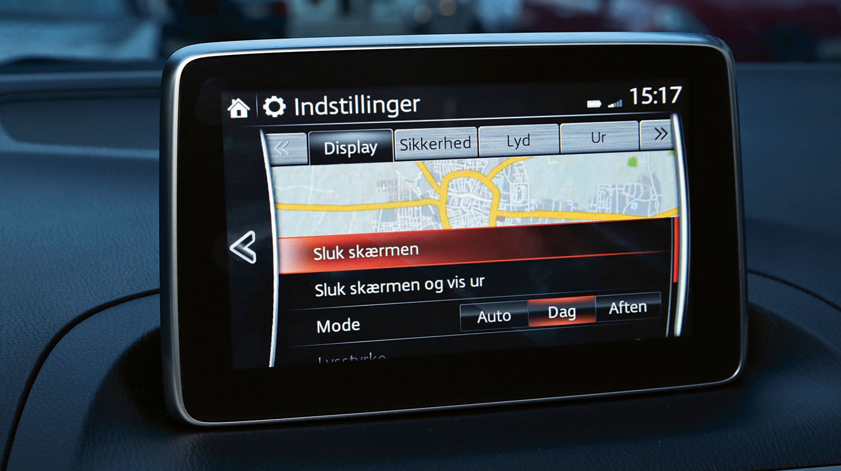 Skærmen øverst på instrumentbordet giver vigtig information om radio, bilindstillinger og navigationsanlæg, hvis det er tilkøbt.
