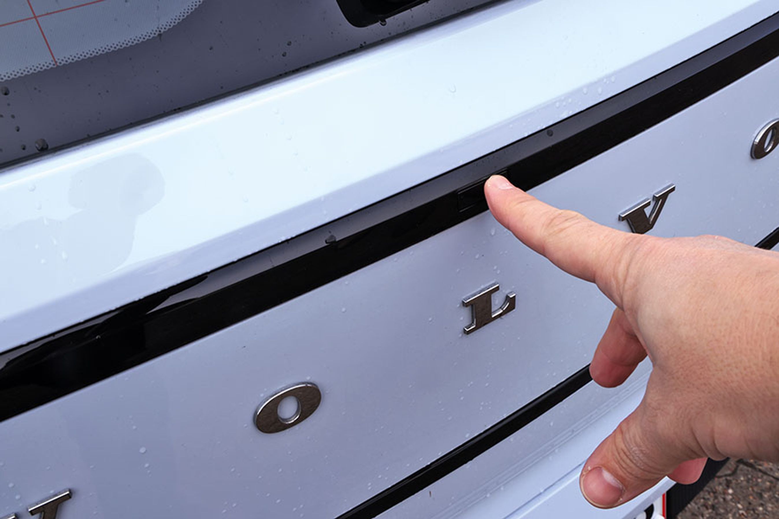 Knappen til elbagklappen er placeret, så man ikke får beskidte fingre.